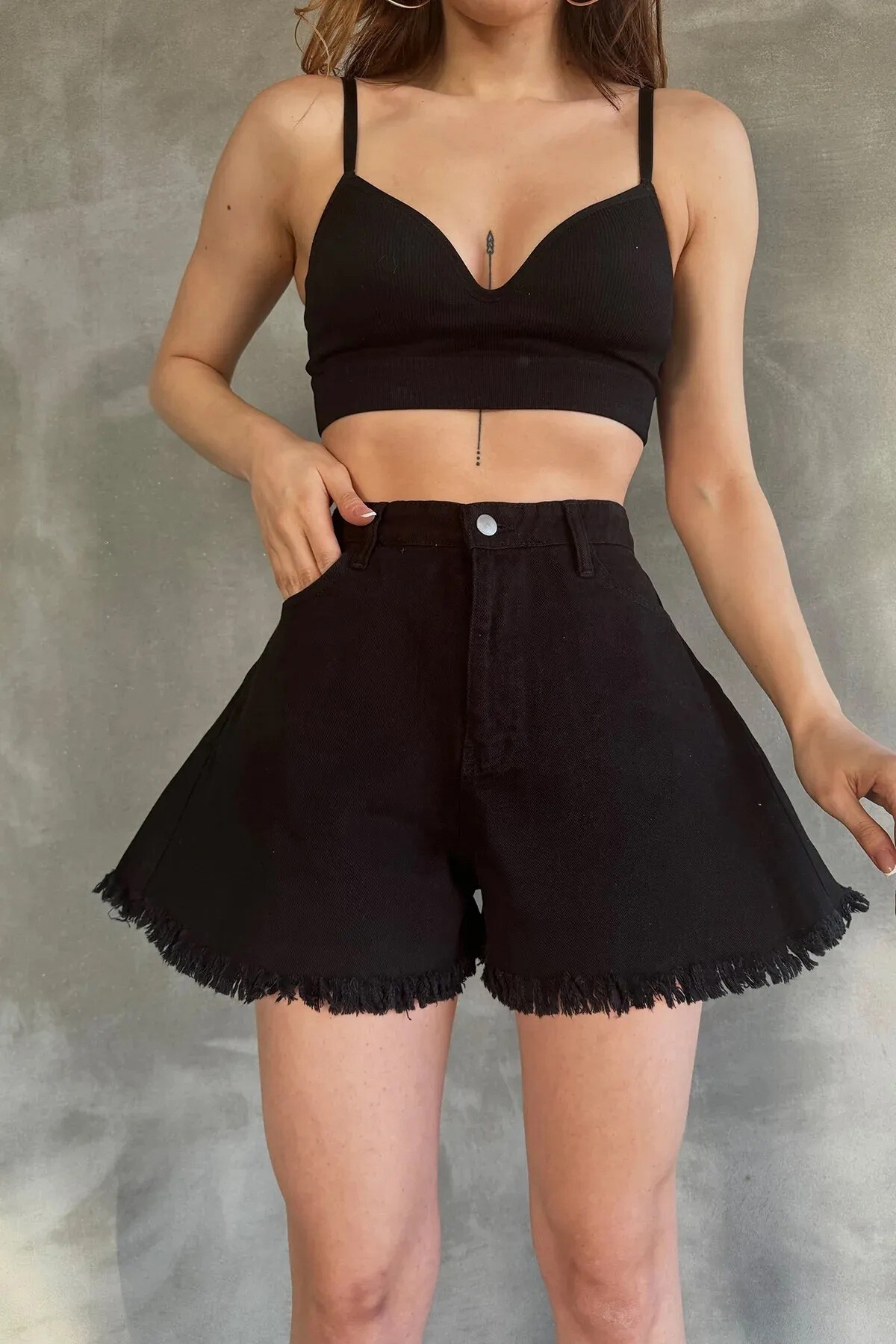 Siyah Yüksek Bel Beş Cepli Geniş Paça Jean Şort