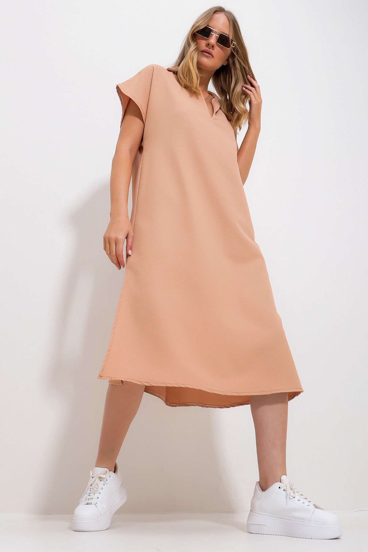 Soğan Kabuğu Polo Yaka Yanları Yırtmaçlı Dokuma Elbise