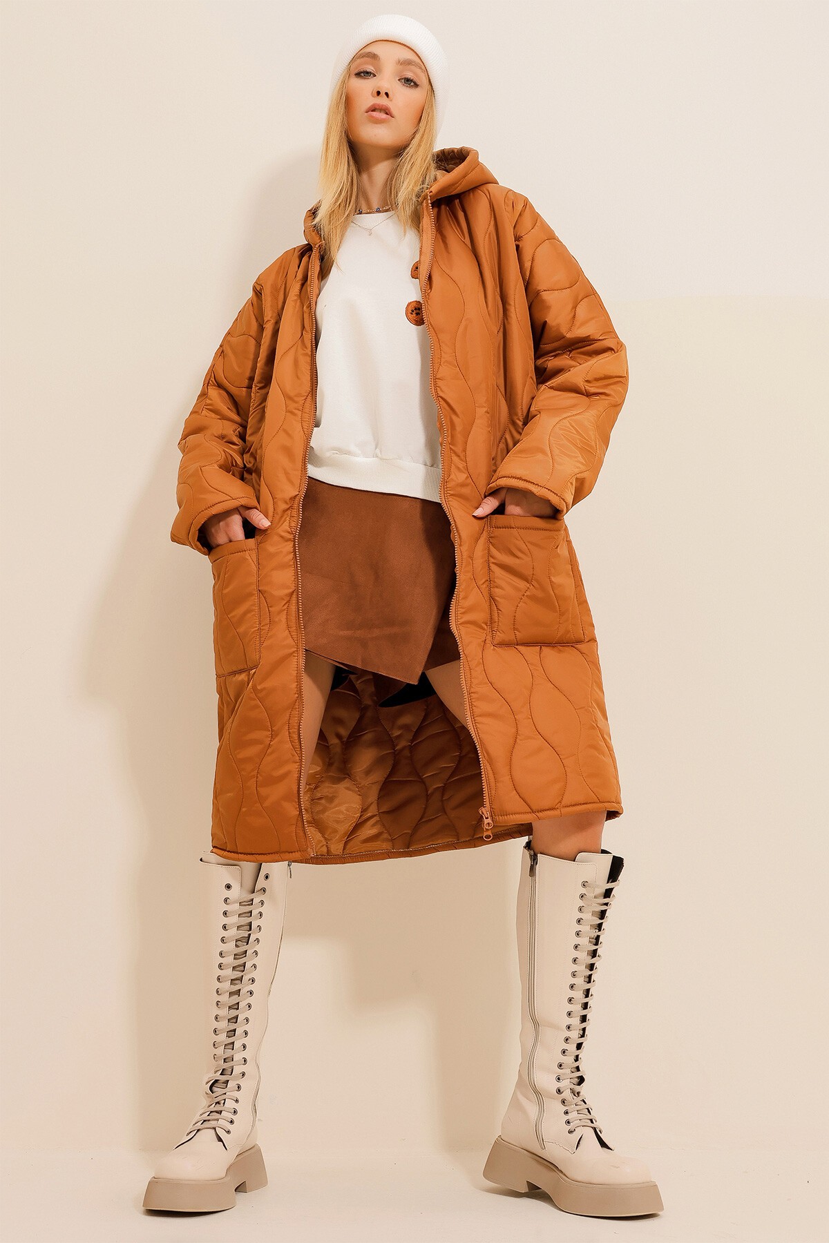 Taba Çift Cepli Önü Çift Fermuarlı Kapüşonlu Uzun Şişme Kaban