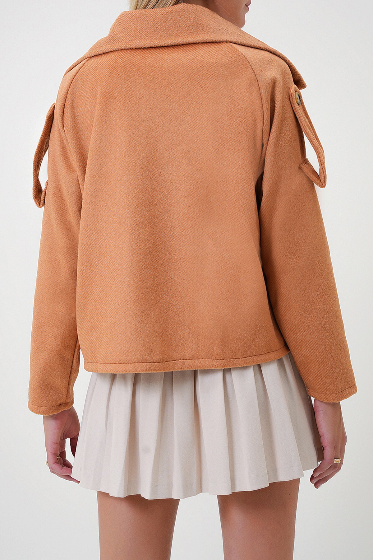 Tarçın Kruvaze Yaka Düğme Detaylı Kolu Apoletli Kaşe Ceket