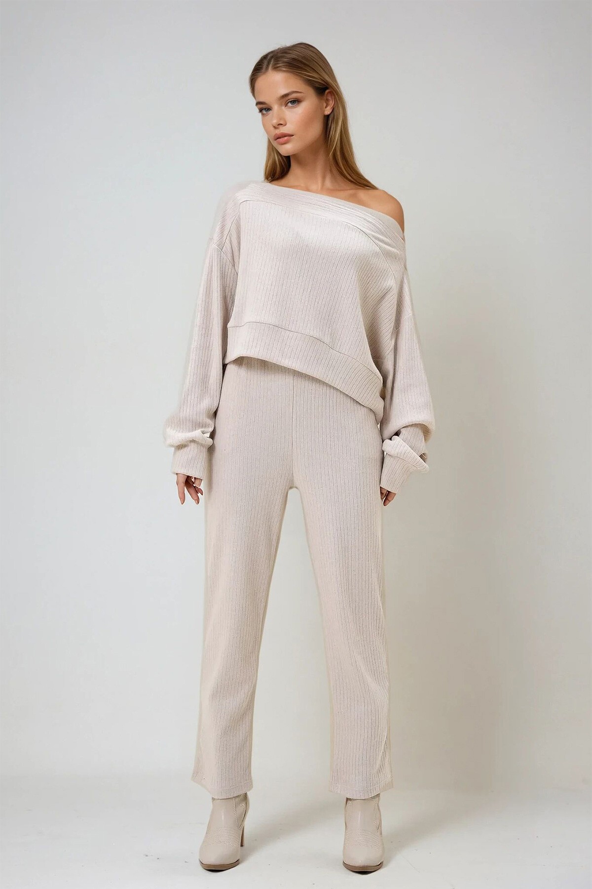 Taş İnterlok Kumaş  Madonna Yaka Crop Sweat Ve Pantolon Takım