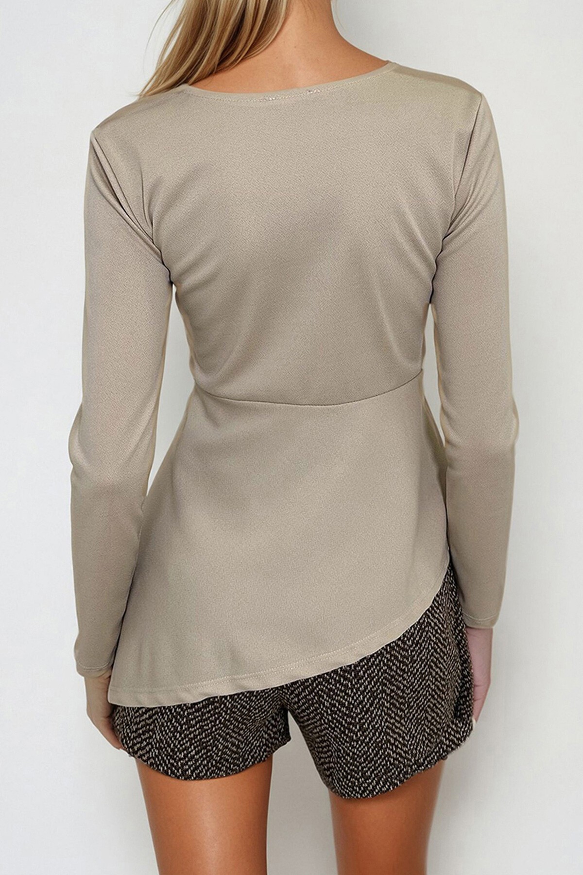 Taş V Yaka Asimetrik Kesim Beli Kemer Detaylı Kruvaze Sandy Bluz