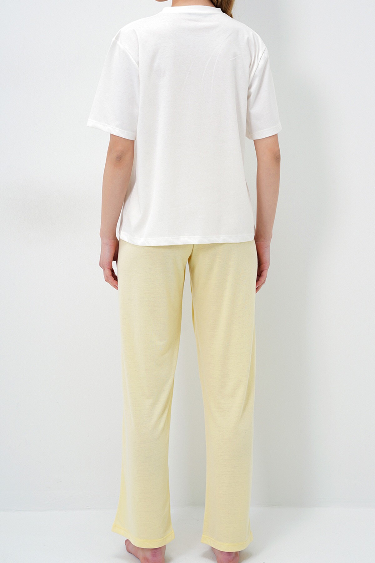 Tereyağı Sarısı Bisiklet Yaka Baskılı T Shirt Ve Düz Renk Pantolonlu Pijama Takımı