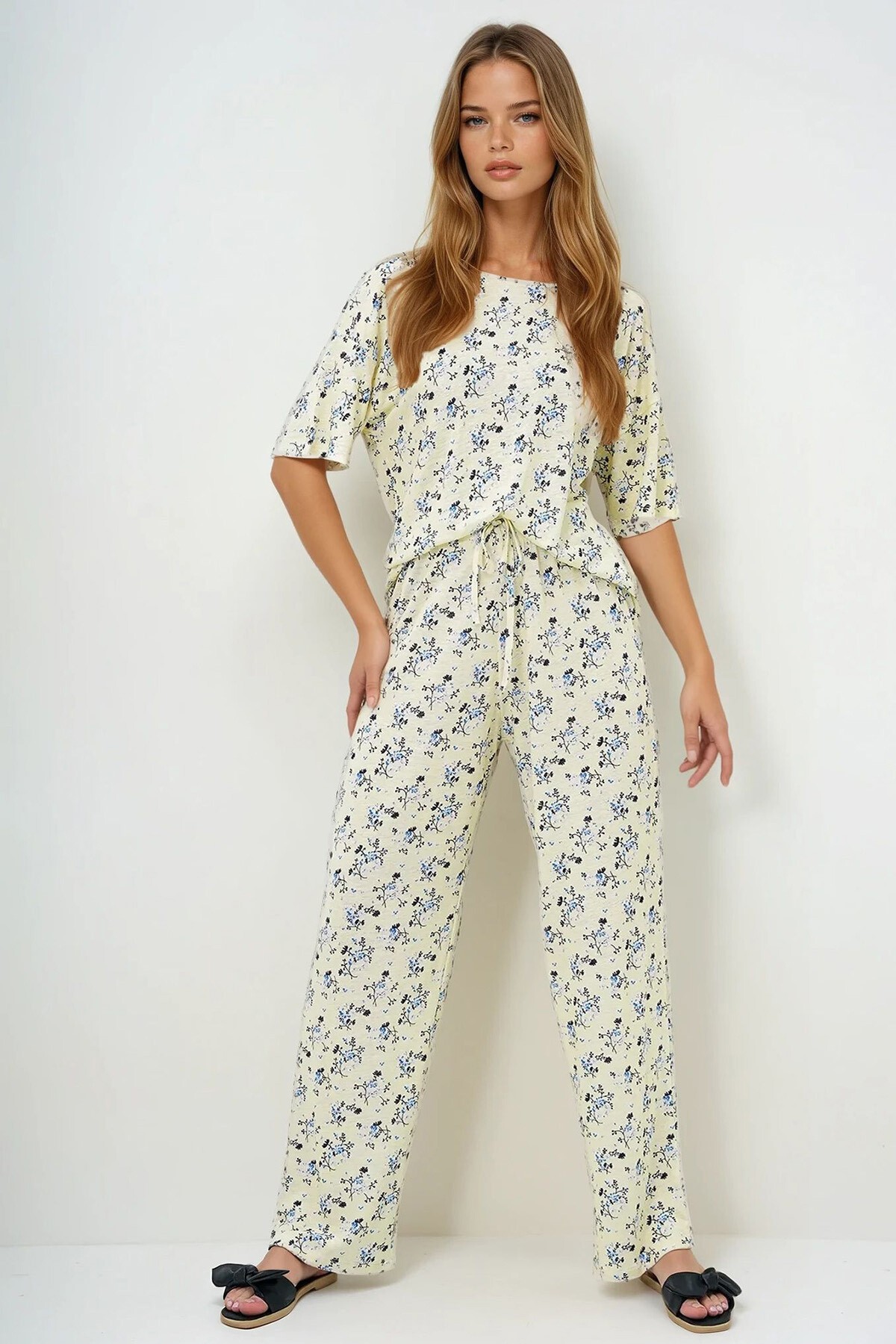 Tereyağı Sarısı Çiçek Desenli Bisiklet Yaka Pamuklu T Shırt Ve Pantolonlu Pijama Takımı