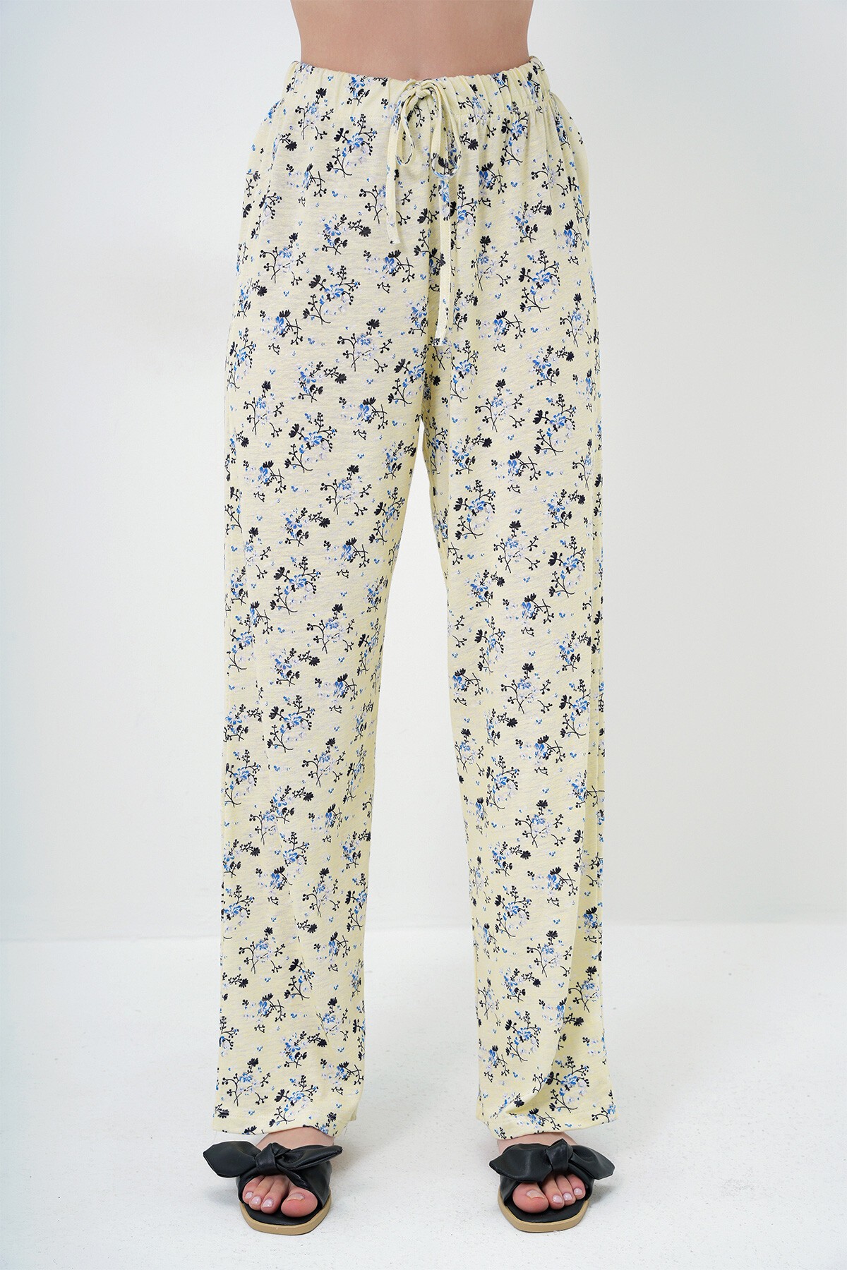 Tereyağı Sarısı Çiçek Desenli Bisiklet Yaka Pamuklu T Shırt Ve Pantolonlu Pijama Takımı