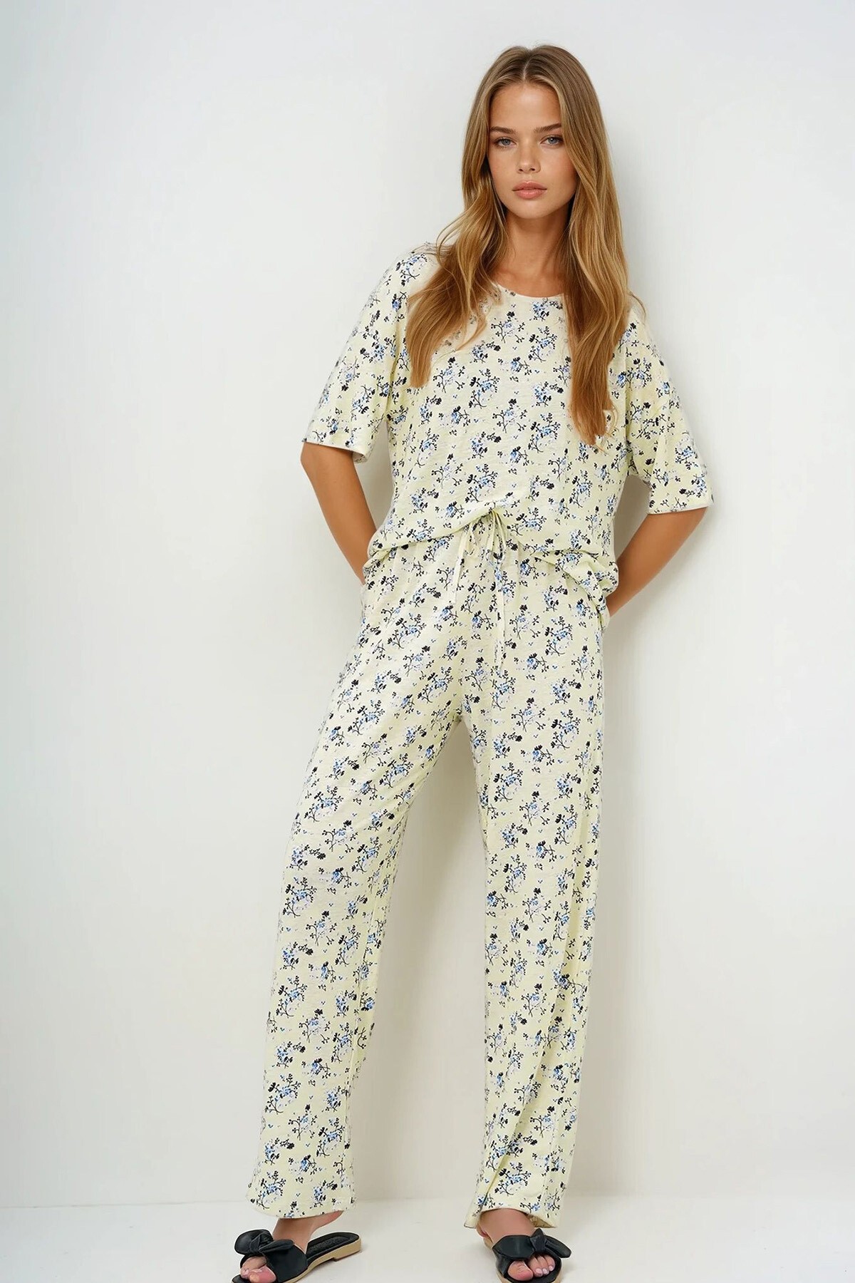 Tereyağı Sarısı Çiçek Desenli Bisiklet Yaka Pamuklu T Shırt Ve Pantolonlu Pijama Takımı