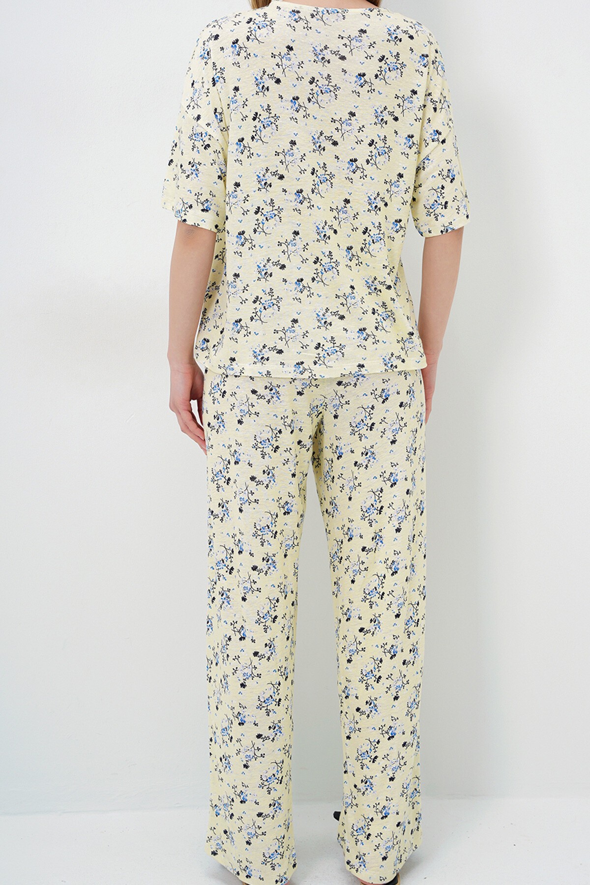 Tereyağı Sarısı Çiçek Desenli Bisiklet Yaka Pamuklu T Shırt Ve Pantolonlu Pijama Takımı