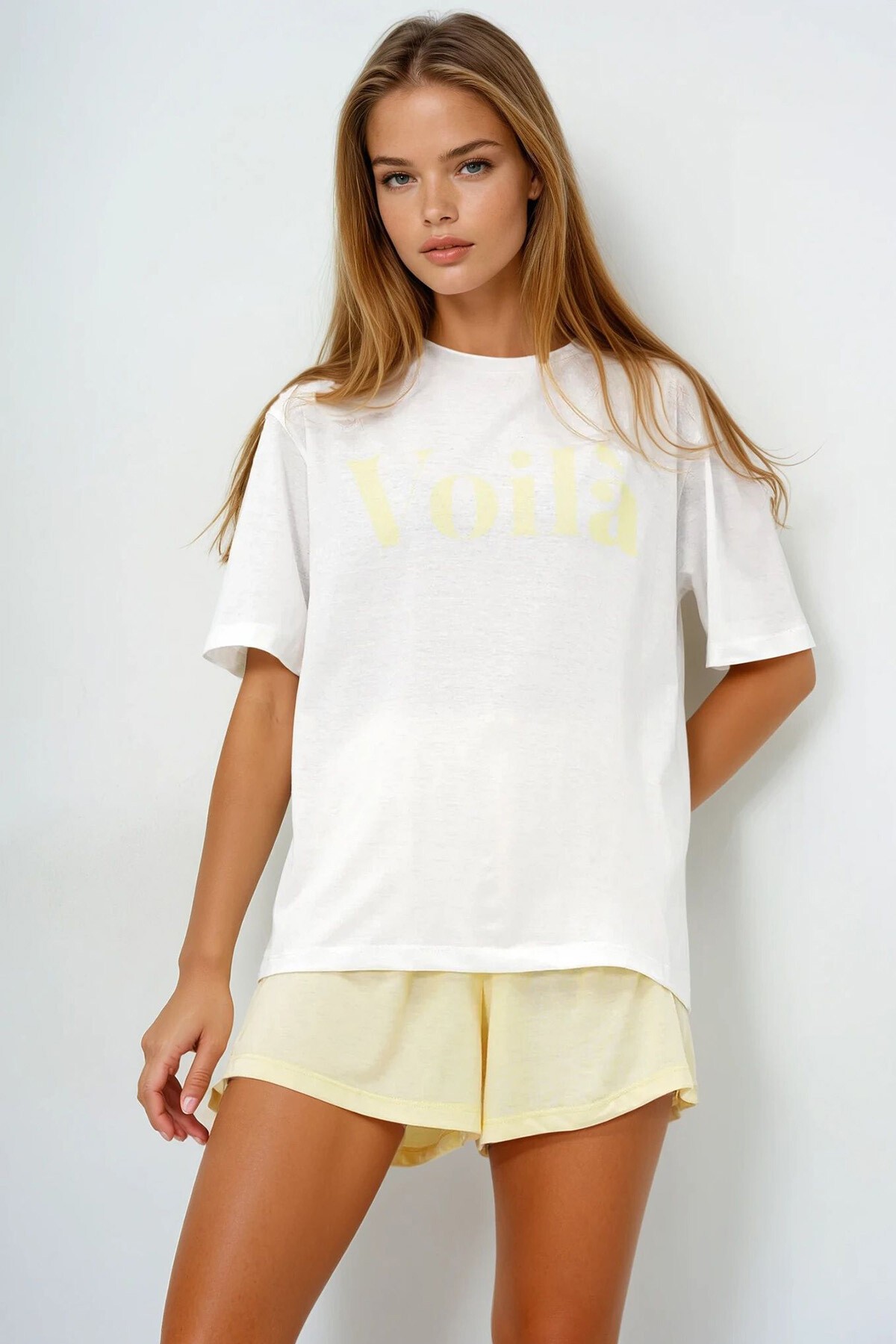 Tereyağı Sarısı Önü Yazı Baskılı Pamuklu Basic T Shırt Ve Şortlu Penye Alt Üst Takım