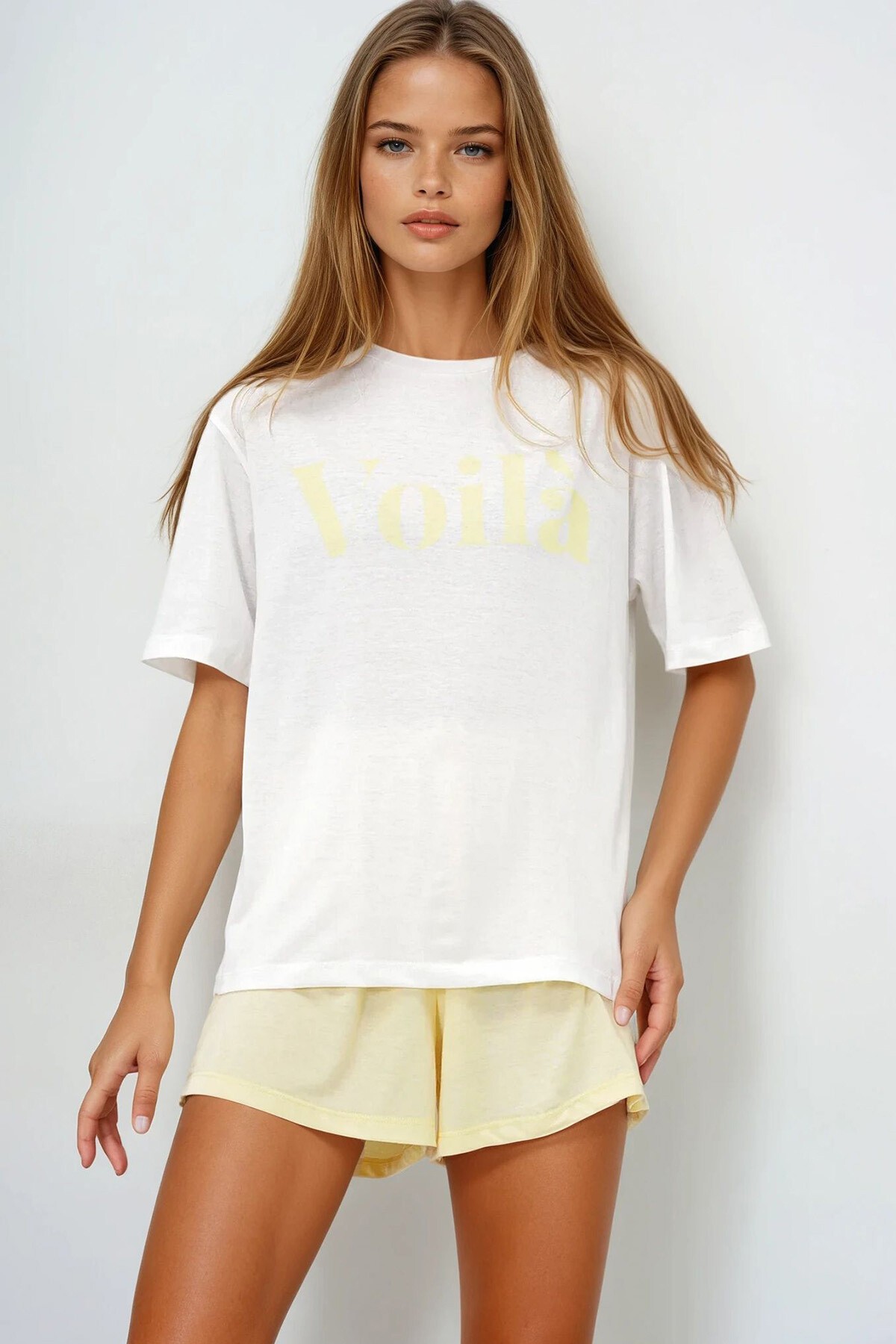 Tereyağı Sarısı Önü Yazı Baskılı Pamuklu Basic T Shırt Ve Şortlu Penye Alt Üst Takım