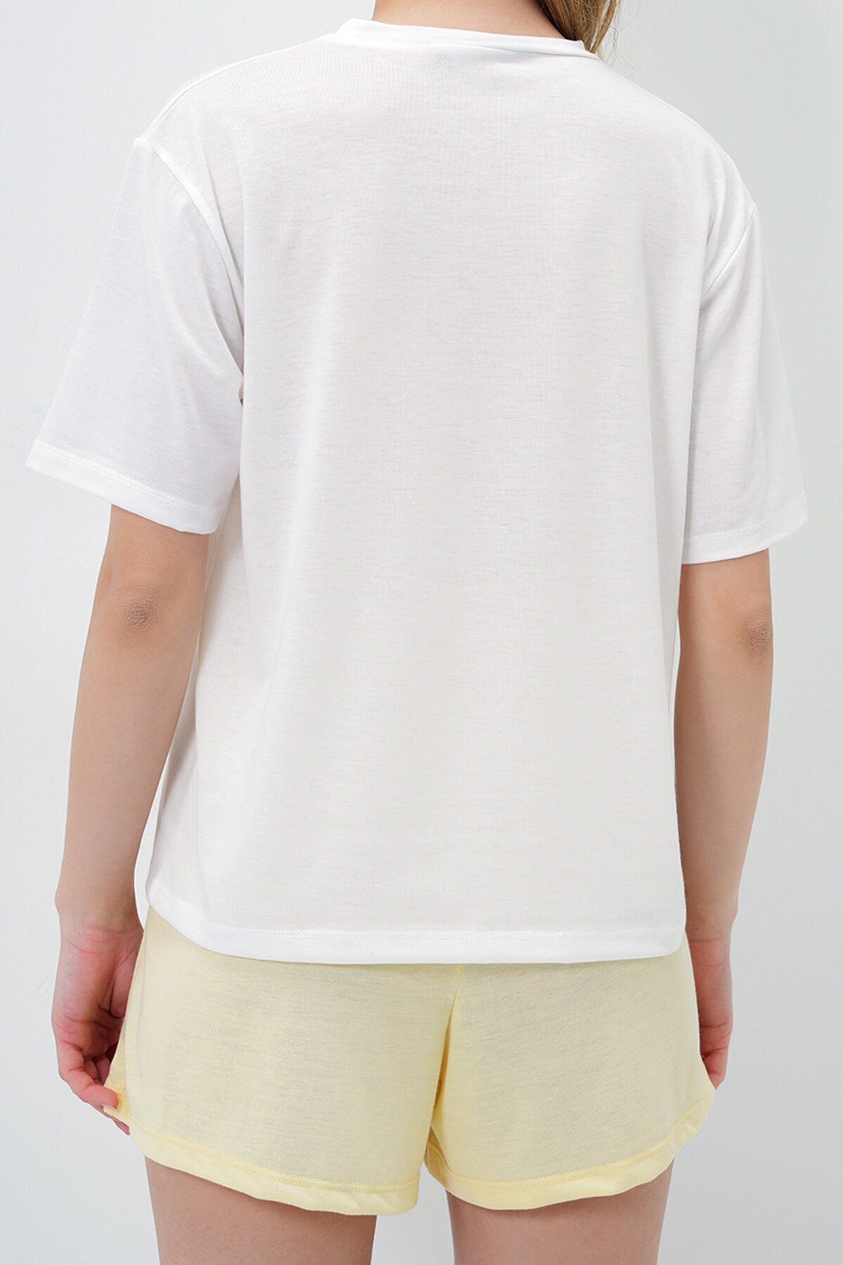 Tereyağı Sarısı Önü Yazı Baskılı Pamuklu Basic T Shırt Ve Şortlu Penye Alt Üst Takım