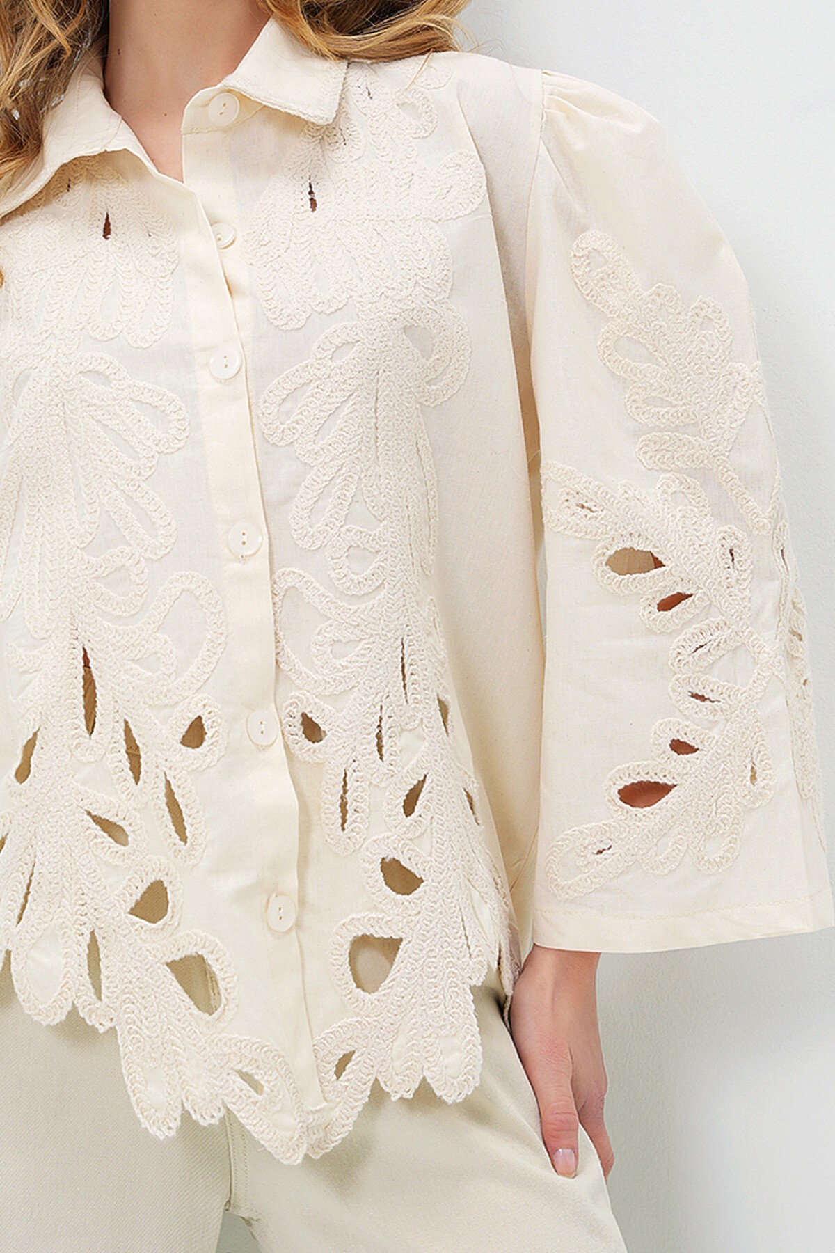 Vanilya Süzene Nakışlı Tasarım Dokuma Gömlek