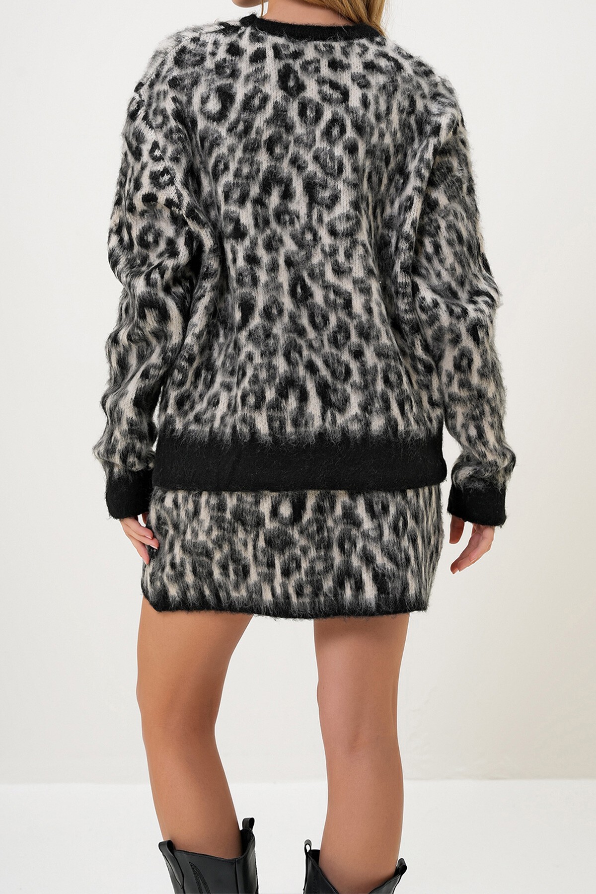 Vizon Bisiklet Yaka Leopar Desenli Yumoş Kazak Ve Etek Takım