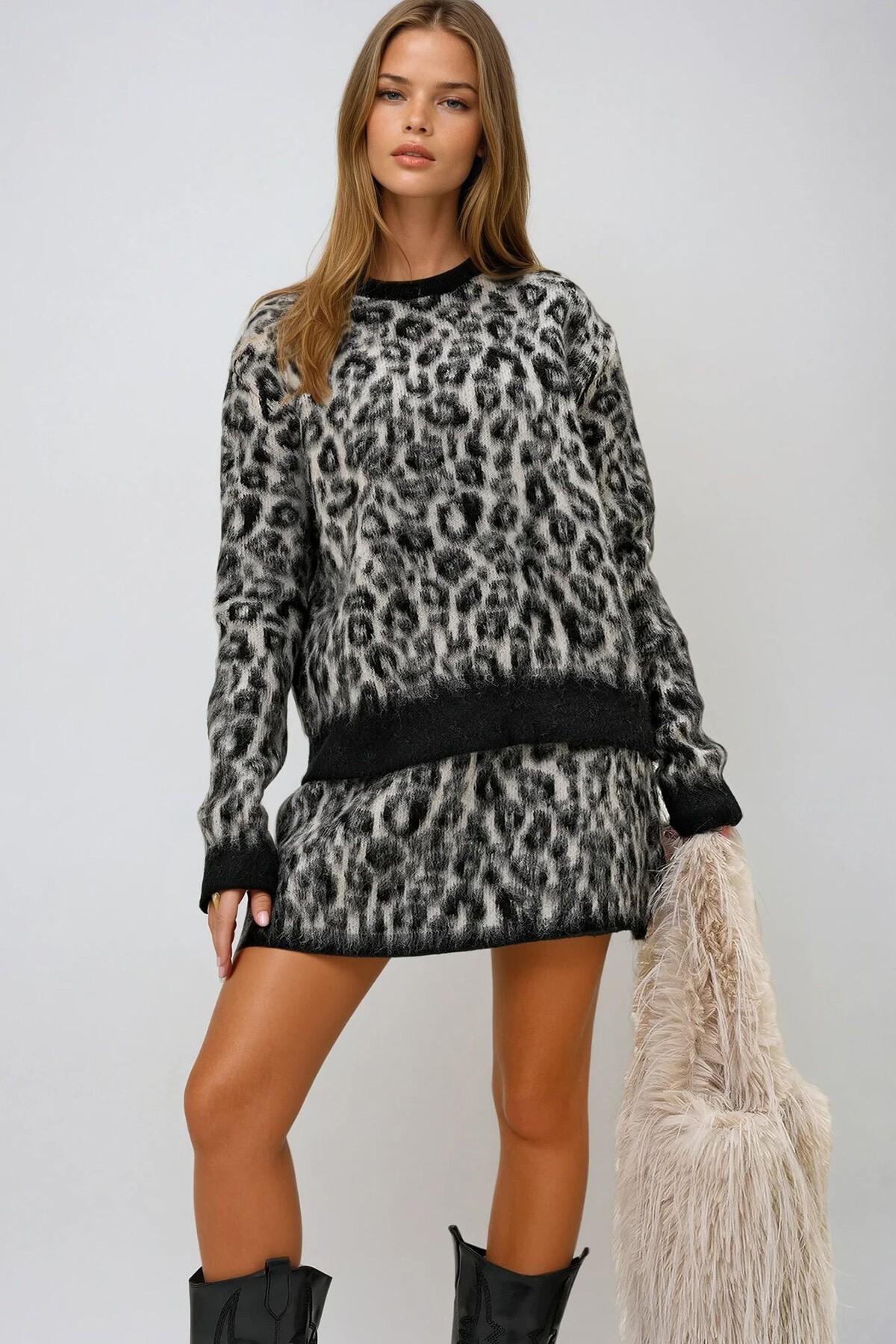 Vizon Bisiklet Yaka Leopar Desenli Yumoş Kazak Ve Etek Takım