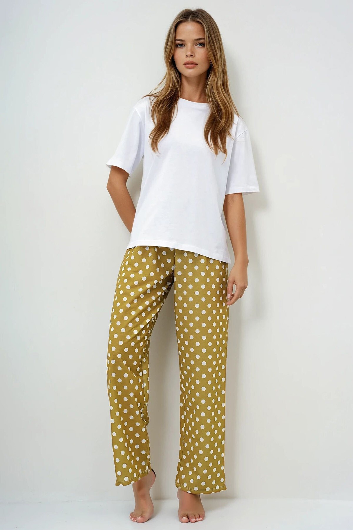 Yağ Yeşili Bisiklet Yaka Basic T Shırt Ve Puantiye Desenli Pantolonlu Pijama Takımı