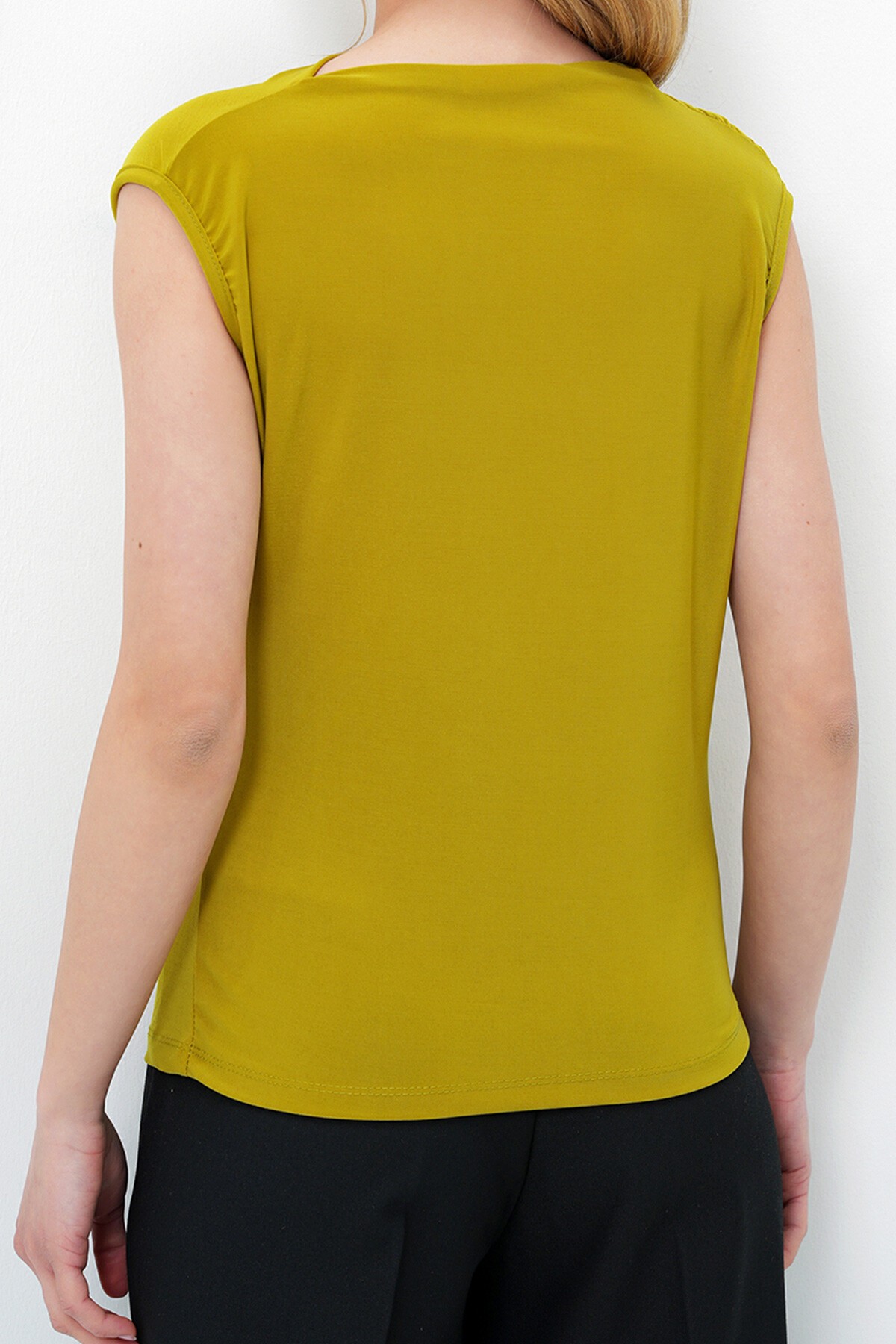 Yağ Yeşili Dik Yaka Omuz Drapeli Kolsuz Sandy Bluz