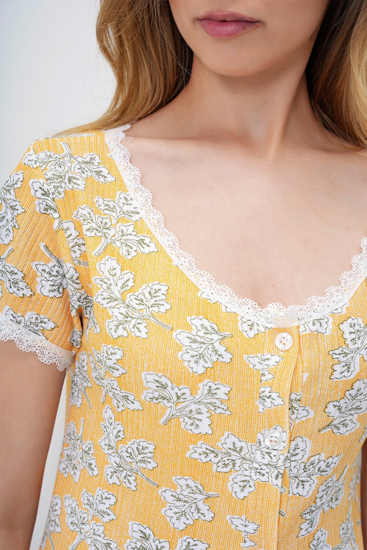 Yaprak Desenli Hardal Fisto Detaylı Pamuklu Geniş Yaka Gömlek Ve Şortlu Pijama Takımı