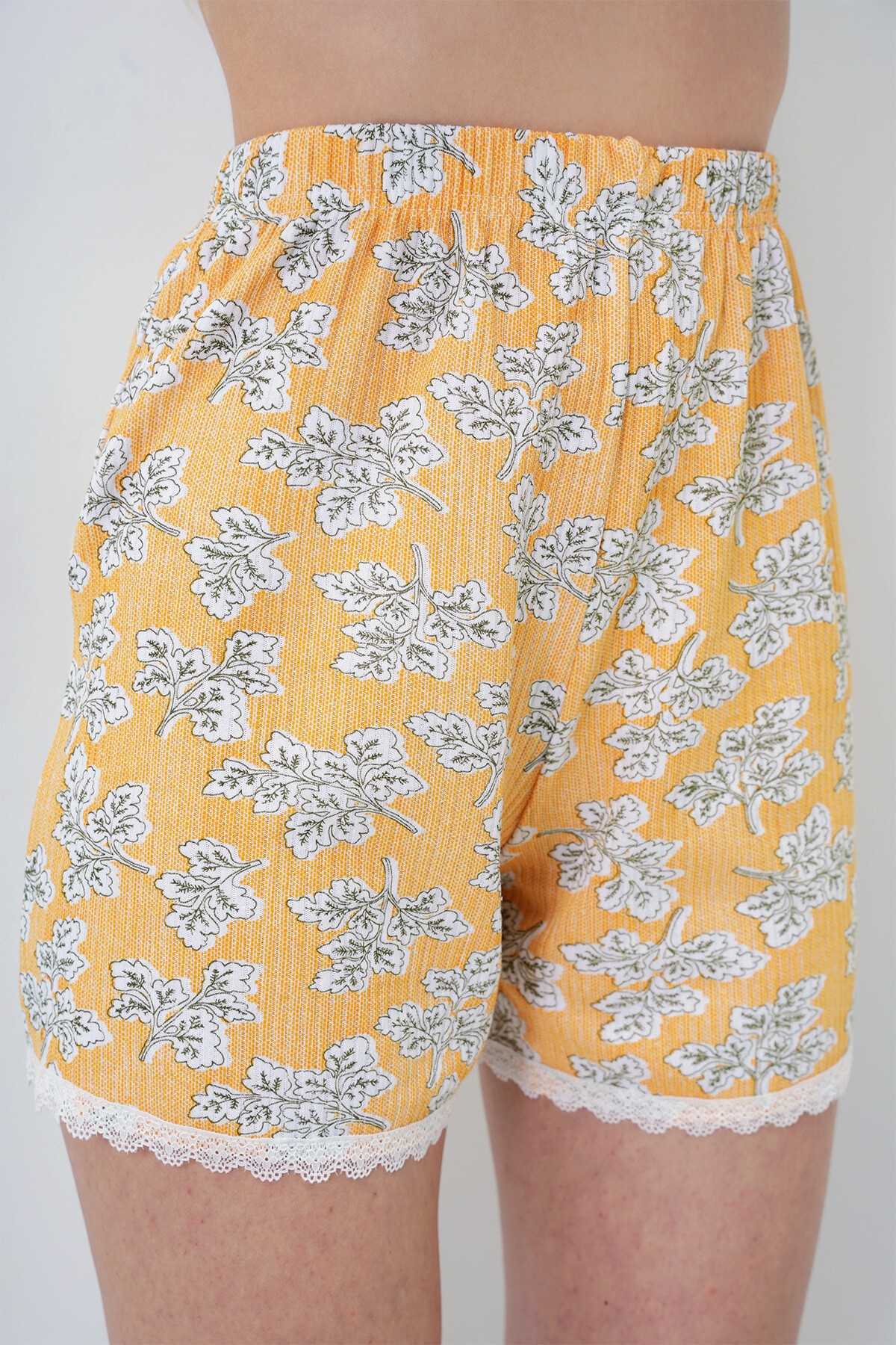 Yaprak Desenli Hardal Fisto Detaylı Pamuklu Geniş Yaka Gömlek Ve Şortlu Pijama Takımı