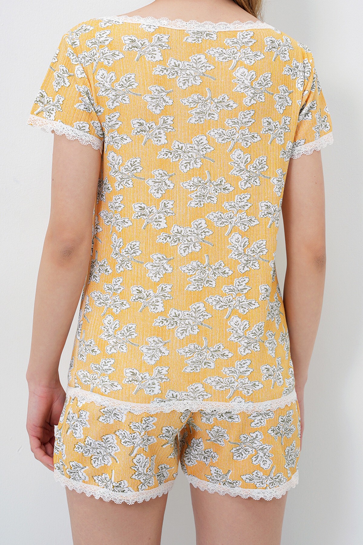 Yaprak Desenli Hardal Fisto Detaylı Pamuklu Geniş Yaka Gömlek Ve Şortlu Pijama Takımı