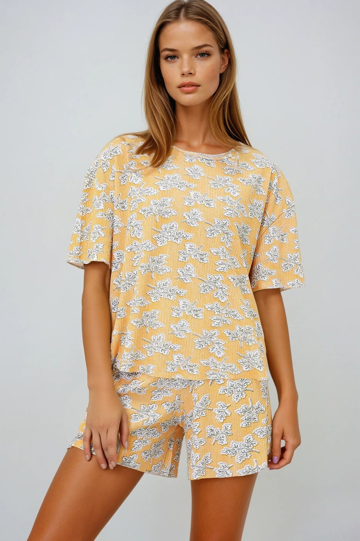 Yaprak Desenli Hardal V Yaka Pamuklu Mikro Desenli T Shırt Ve Şortlu Pijama Takımı