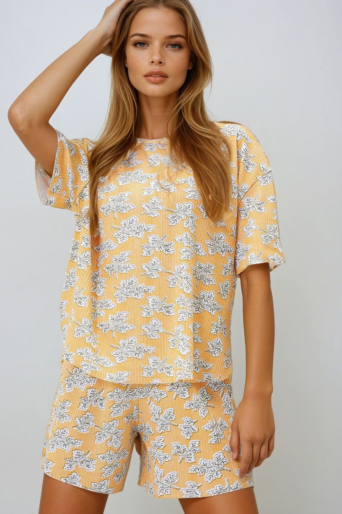 Yaprak Desenli Hardal V Yaka Pamuklu Mikro Desenli T Shırt Ve Şortlu Pijama Takımı