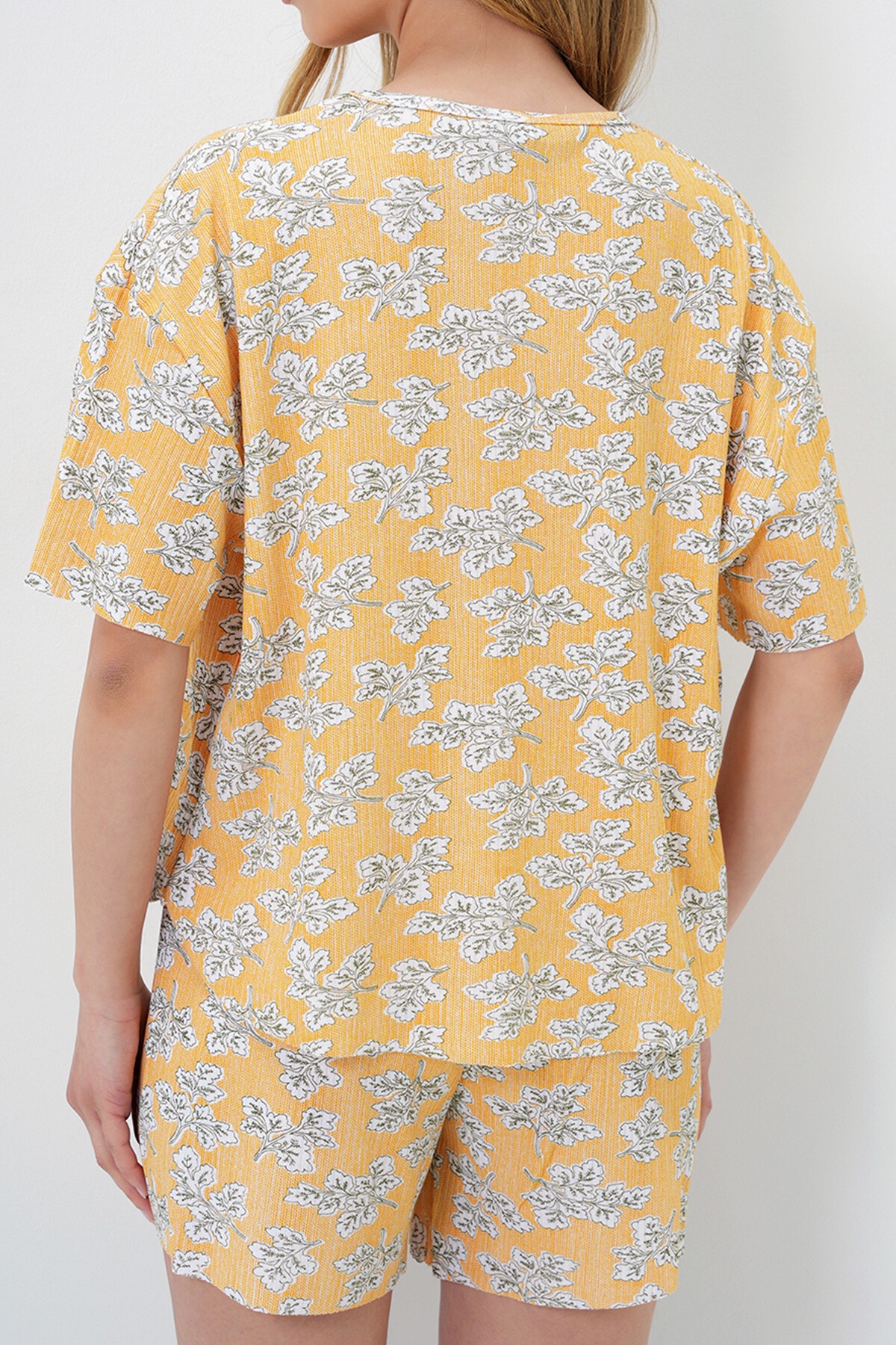 Yaprak Desenli Hardal V Yaka Pamuklu Mikro Desenli T Shırt Ve Şortlu Pijama Takımı
