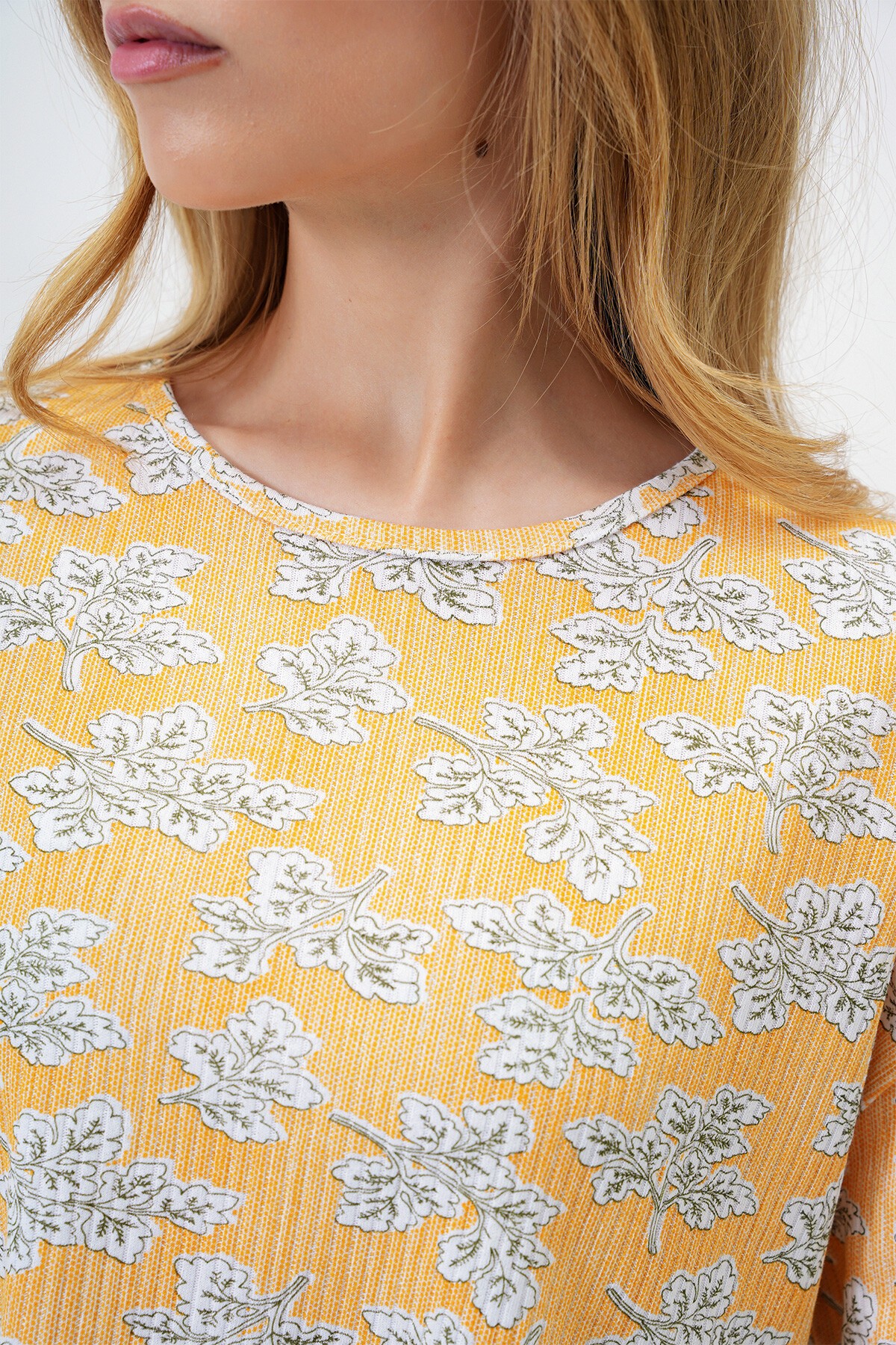 Yaprak Desenli Hardal V Yaka Pamuklu Mikro Desenli T Shırt Ve Şortlu Pijama Takımı