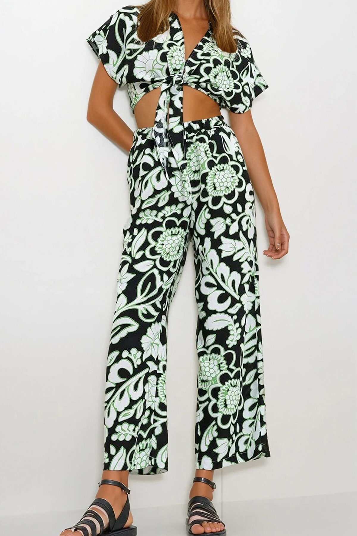 Yeşil Desenli Bağlamalı Crop Bluz Ve Cepli Pantolon Alt Üst Dokuma Takım