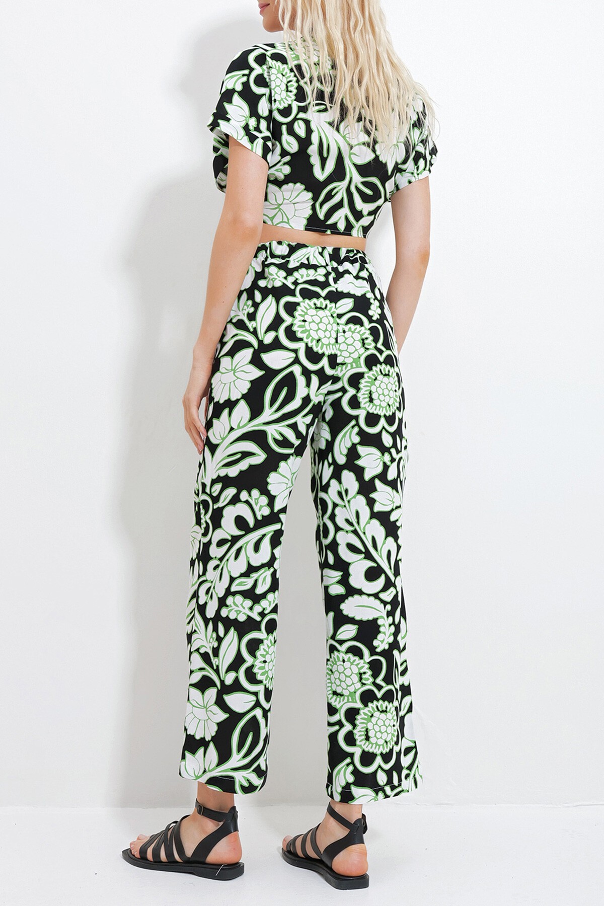 Yeşil Desenli Bağlamalı Crop Bluz Ve Cepli Pantolon Alt Üst Dokuma Takım