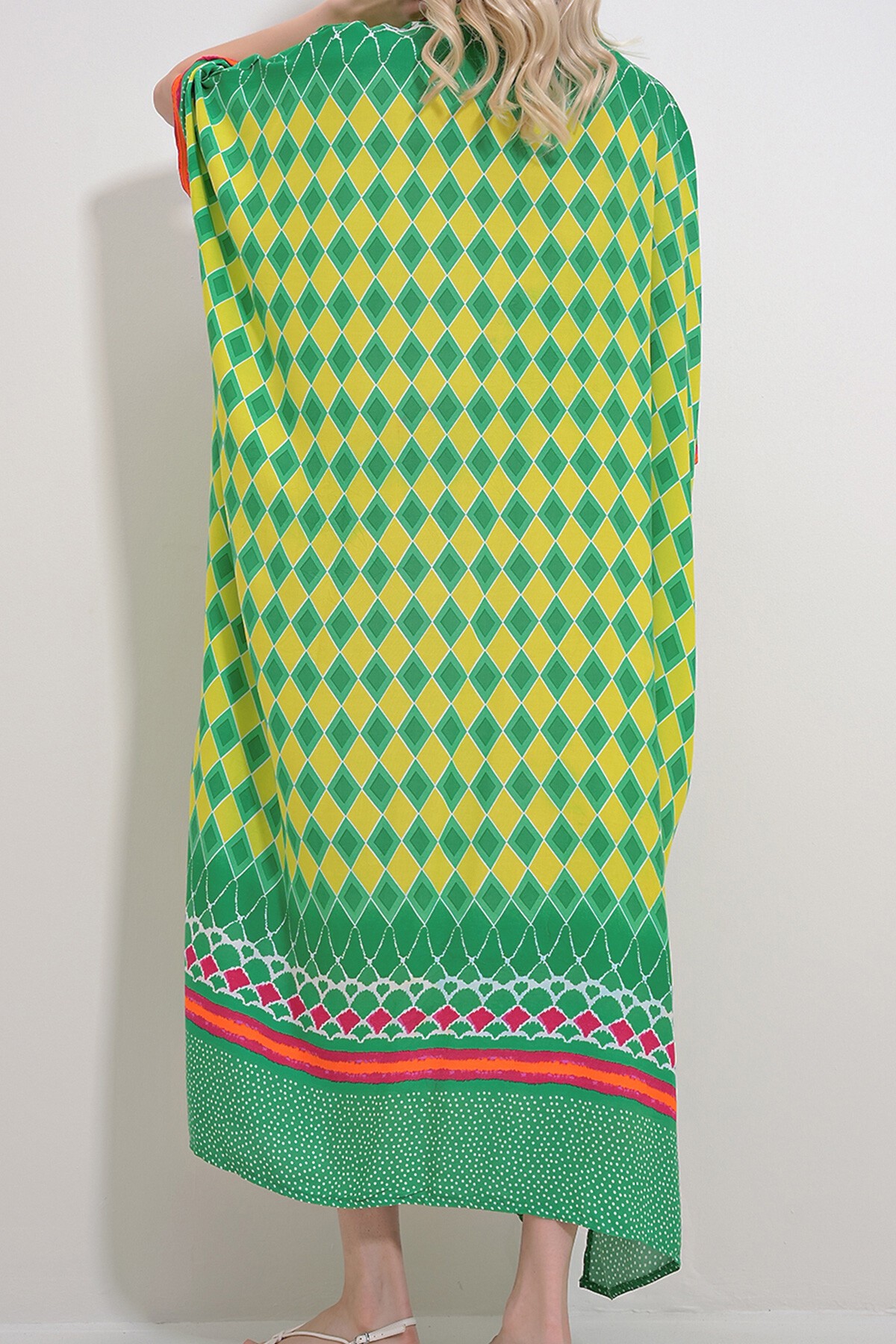 Yeşil Hakim Yaka Robadan Düğmeli Yarasa Kol Desenli Maxi Boy Elbise