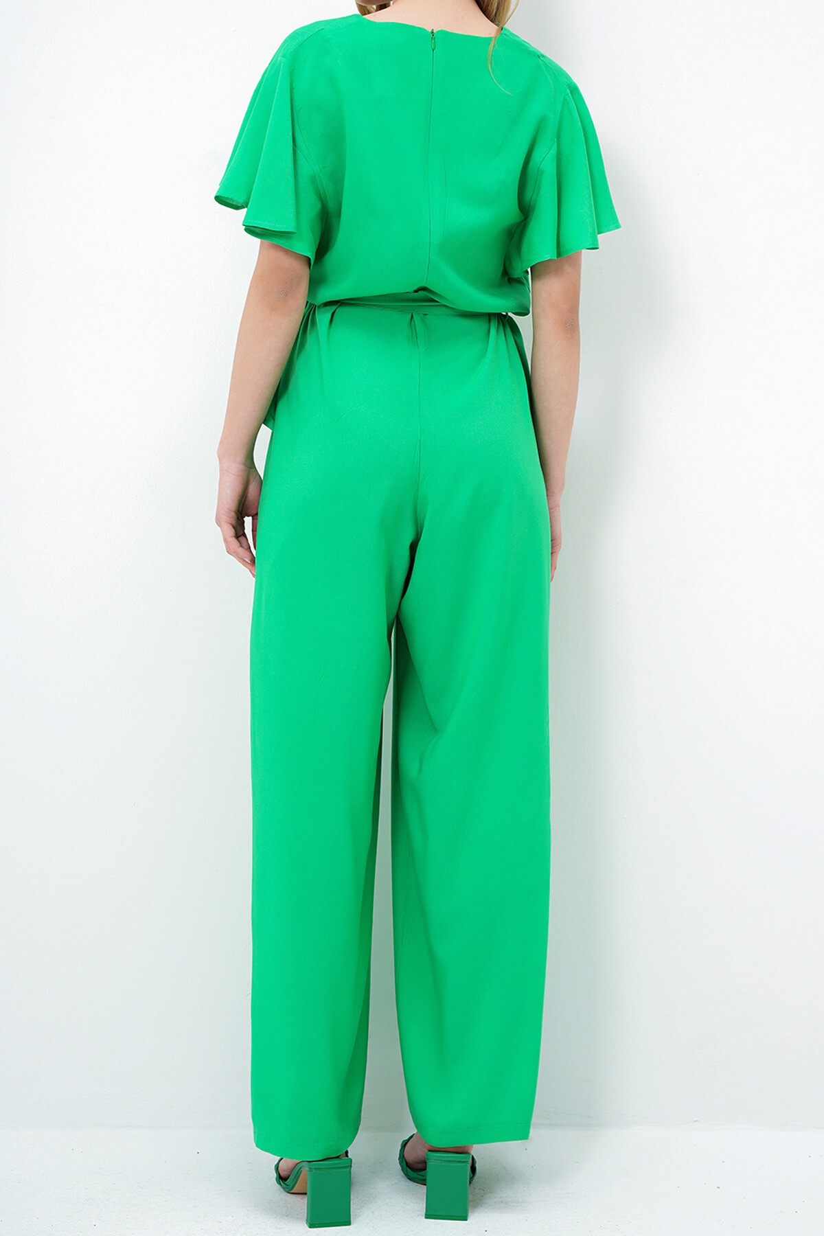 Yeşil V Yaka Kolları Volanlı Kendinden Kuşaklı Dokuma Yazlık Tulum