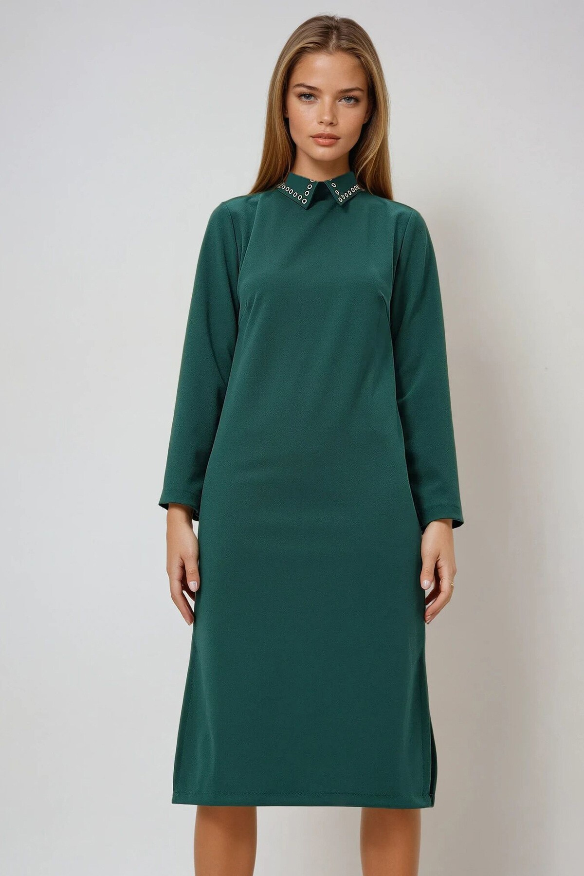 Zümrüt Yeşili Gömlek Yaka Kuş Gözü Detaylı İki Yanı Yırtmaçlı Krep Örme Elbise