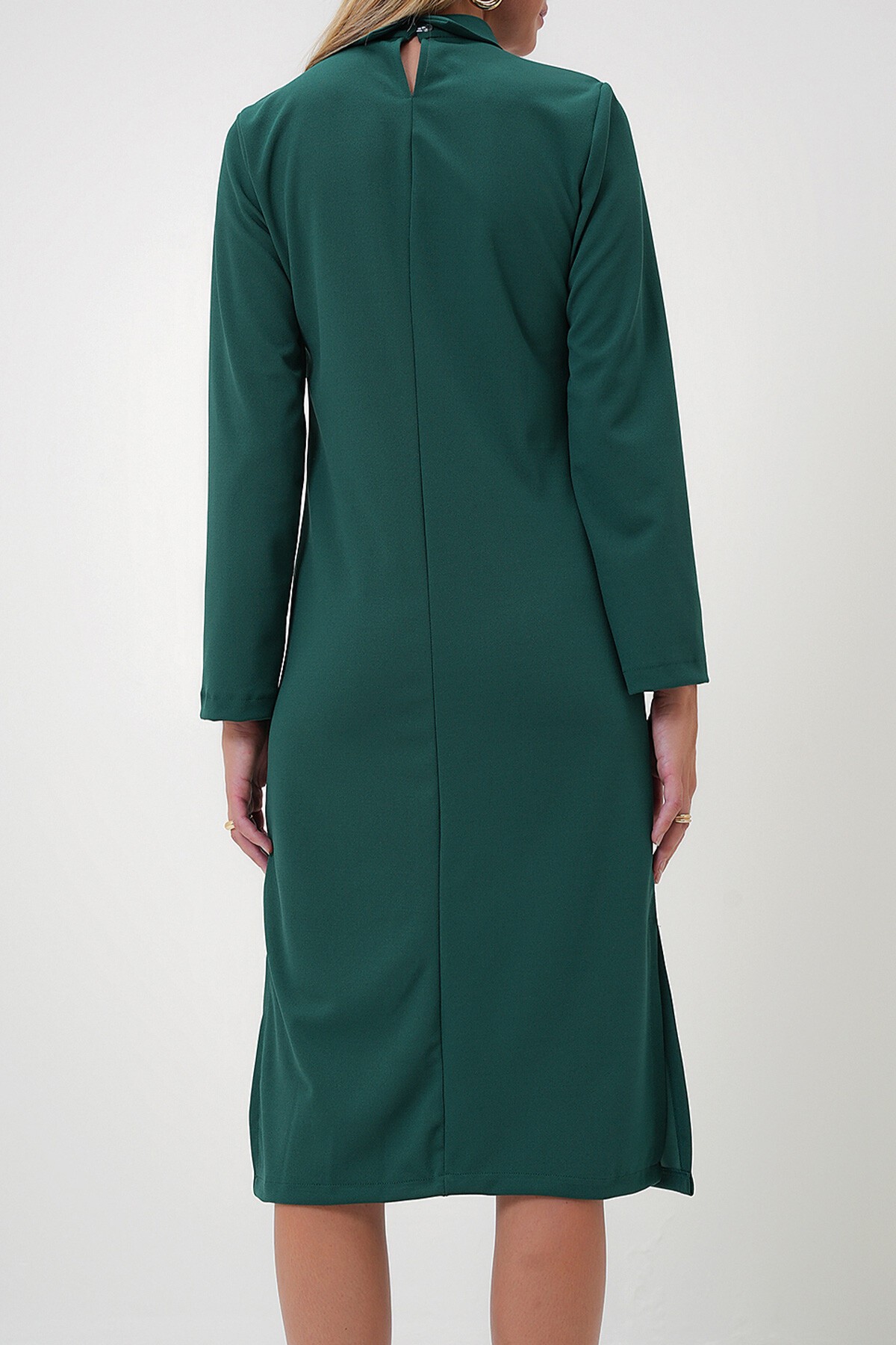 Zümrüt Yeşili Gömlek Yaka Kuş Gözü Detaylı İki Yanı Yırtmaçlı Krep Örme Elbise