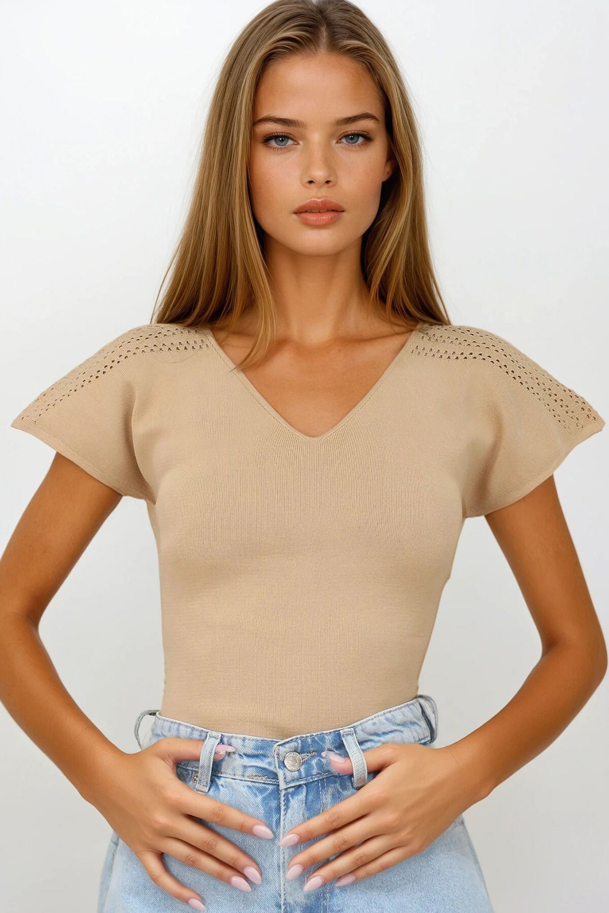 Bej Ajurlu Kolları Yırtmaç Detaylı Triko Bluz