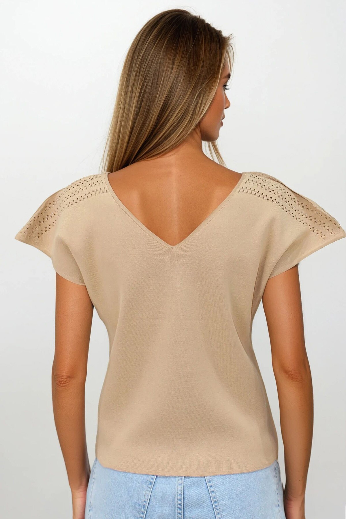 Bej Ajurlu Kolları Yırtmaç Detaylı Triko Bluz