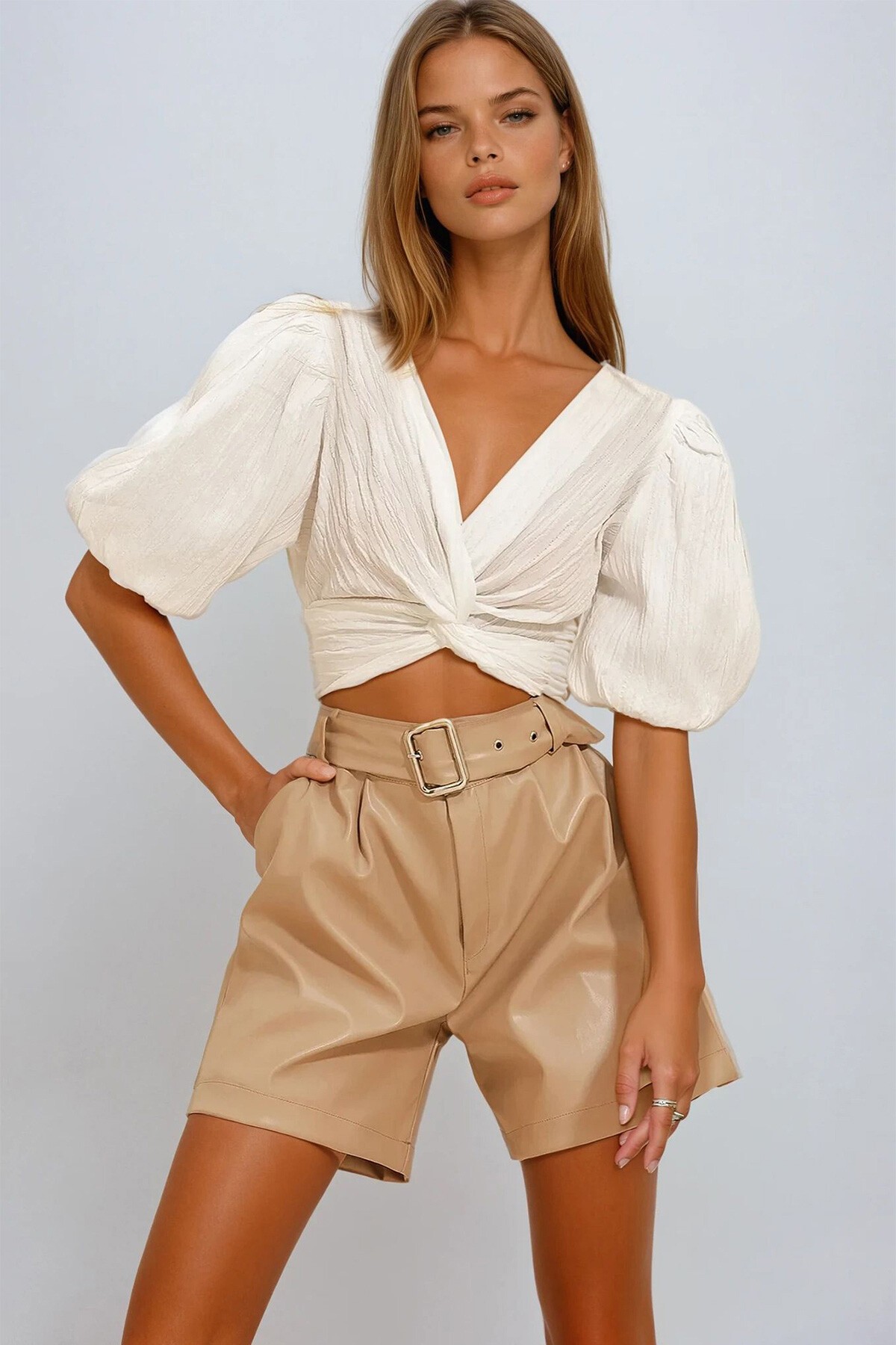 Bej Beli Kemerli Çift Cepli Suni Deri Şort