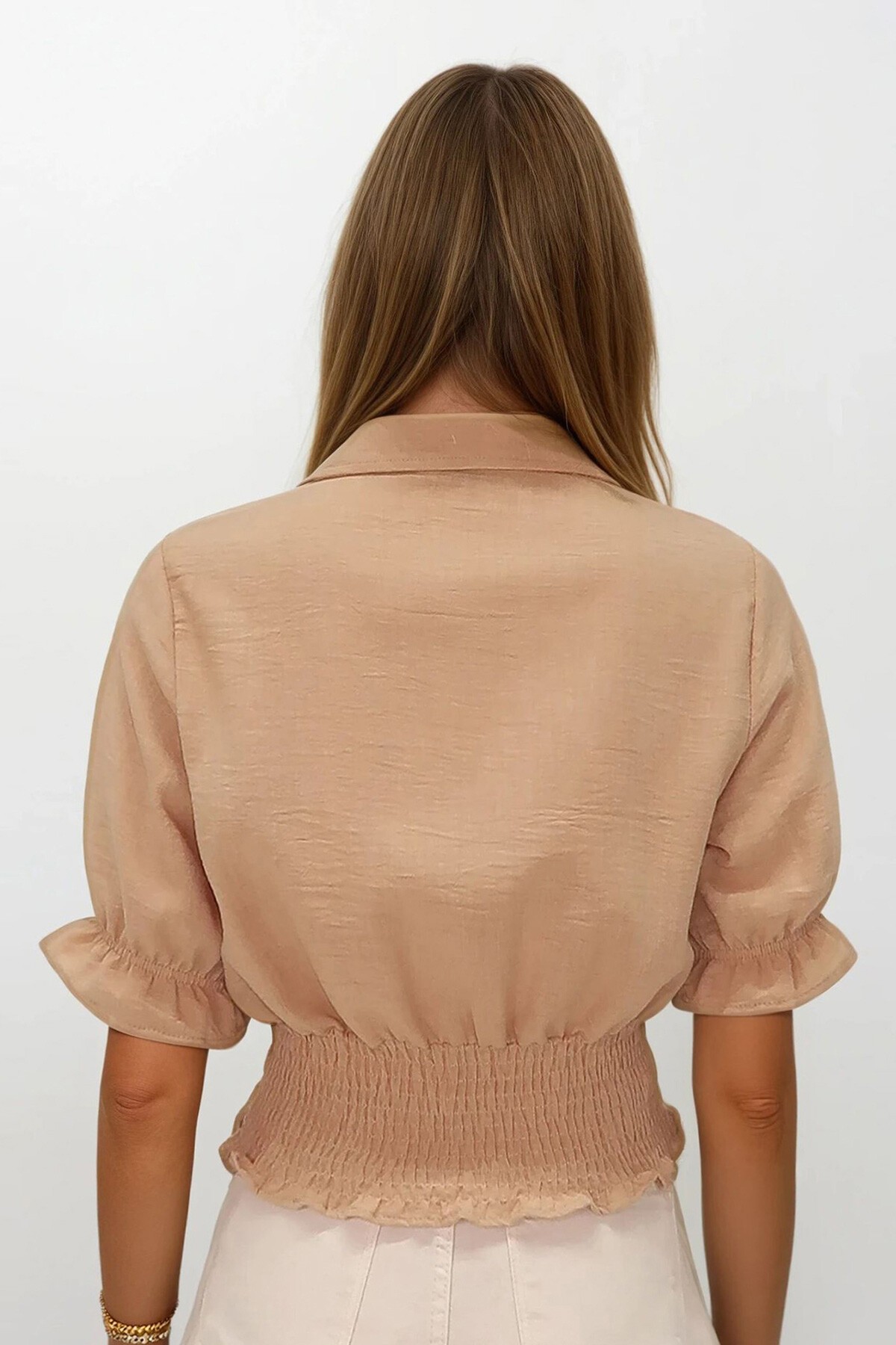 Bej Beli Lastikli Düğme Kapamalı Gömlek Yaka Bluz