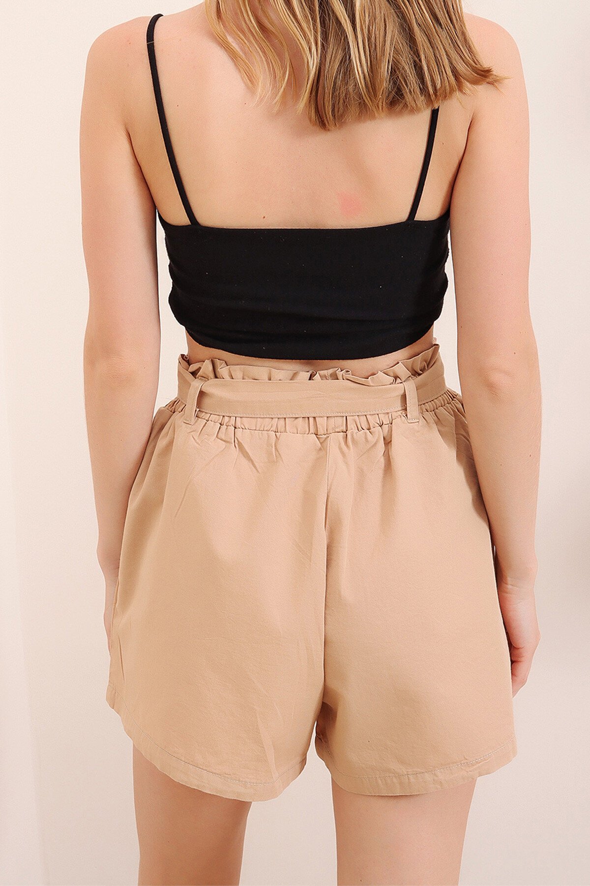 Bej Beli Lastikli Ve Kemerli Rahat Kesim Denim Şort