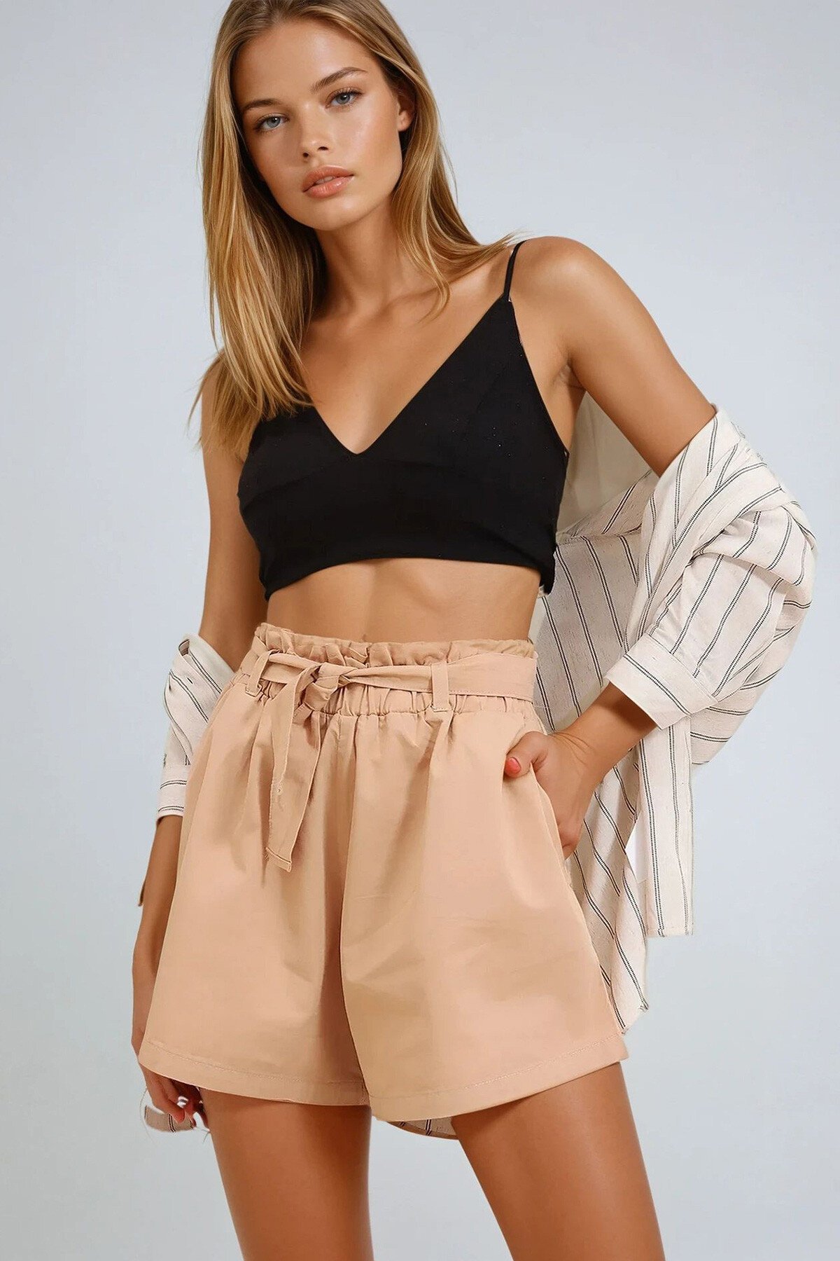 Bej Beli Lastikli Ve Kemerli Rahat Kesim Denim Şort