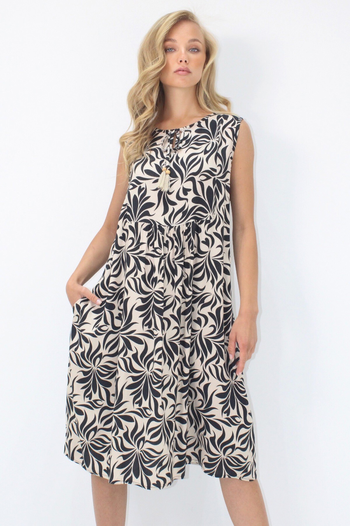 Bej Bisiklet Yaka Bağlama Detaylı Desenli Çift Cepli Dokuma Viskon Elbise