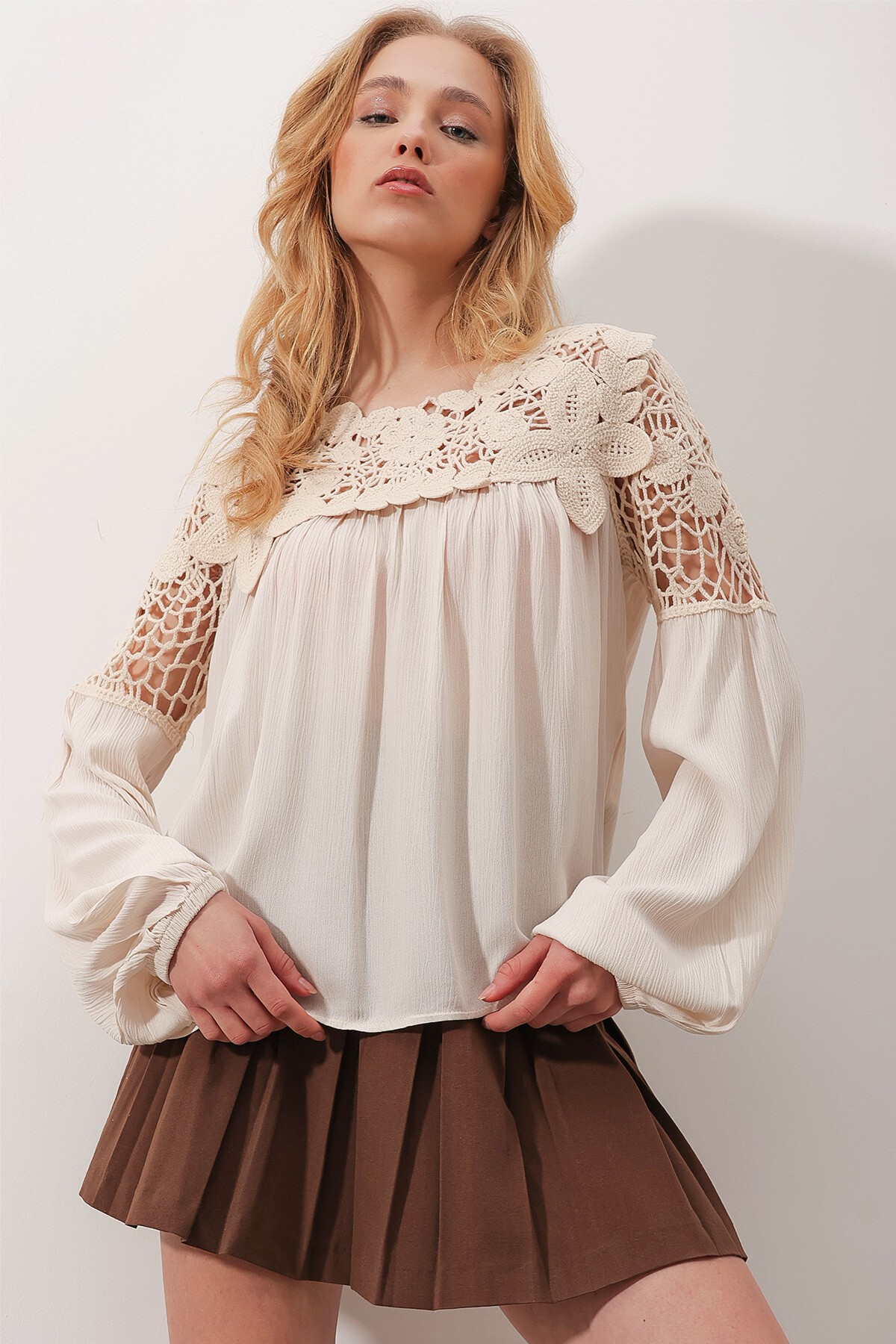 Bej Bisiklet Yaka Dantel İşlemeli Delik Ajurlu Oversize Bluz