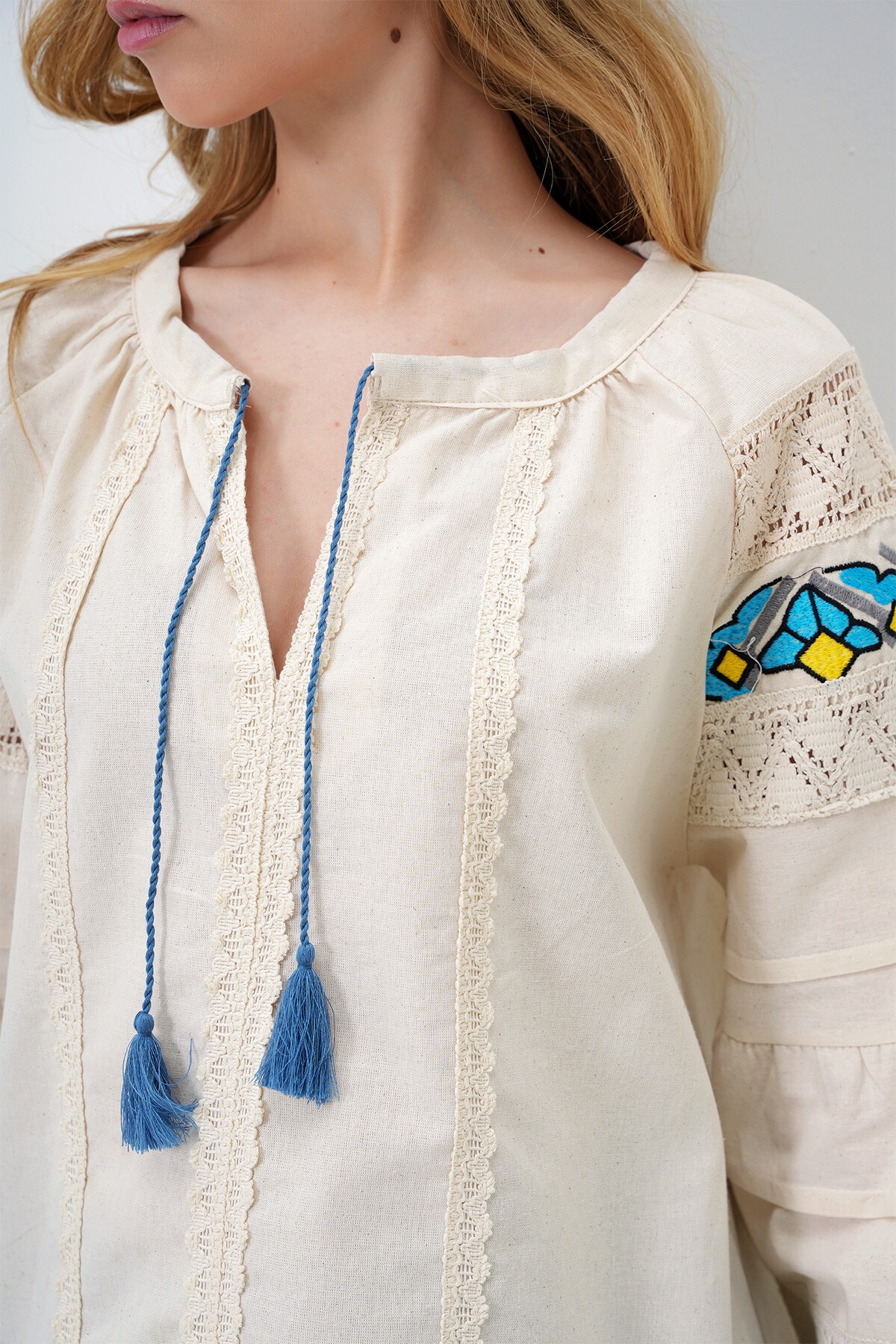 Bej Bisiklet Yaka Fisto Ve Nakış İşlemeli Balon Kol Ham Keten Bluz