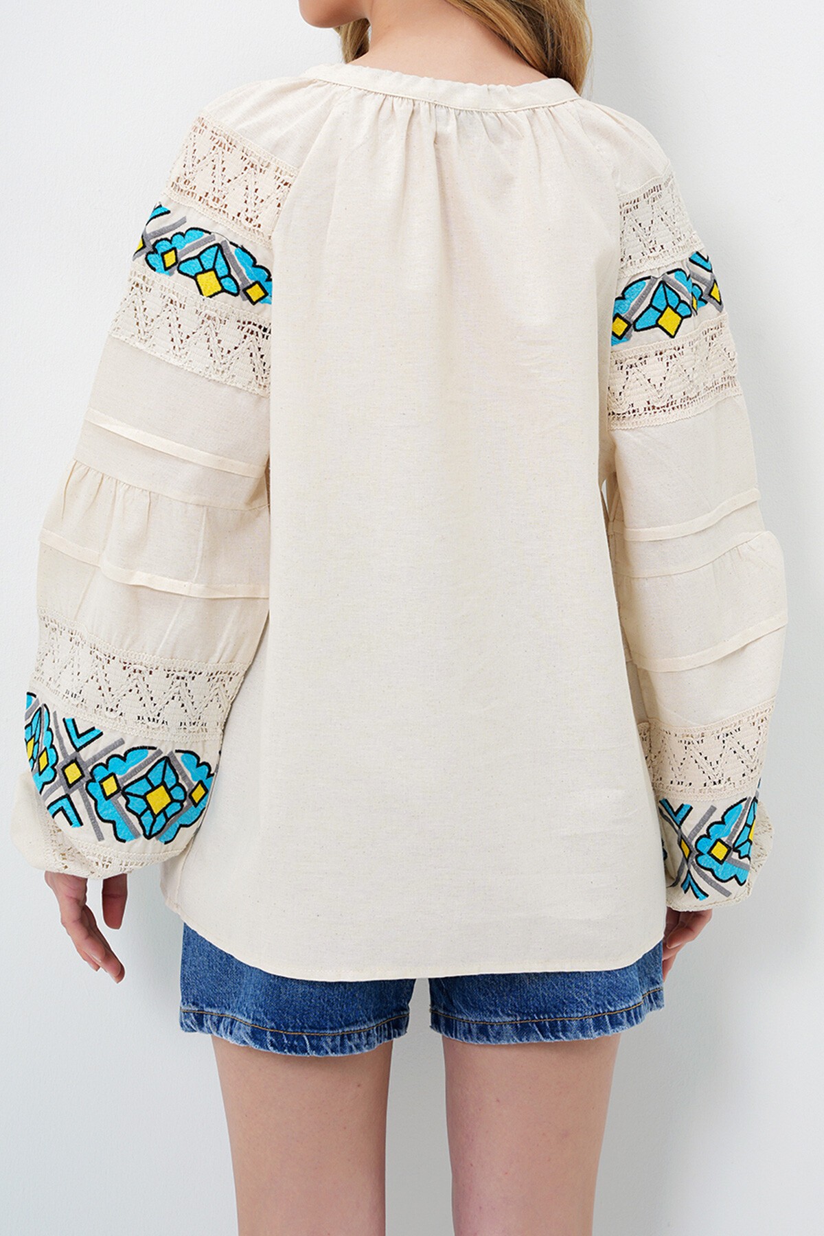 Bej Bisiklet Yaka Fisto Ve Nakış İşlemeli Balon Kol Ham Keten Bluz