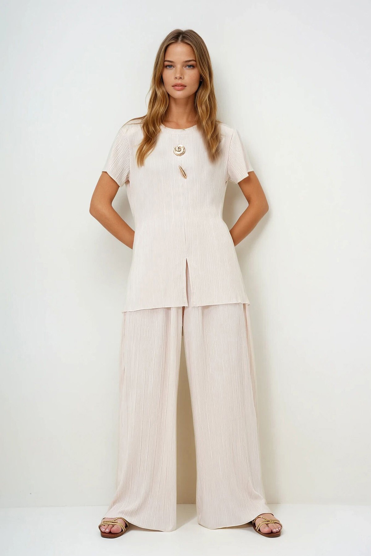 Bej Bisiklet Yaka Gold Düğme Detaylı Yırtmaçlı Pliseli Bluz Ve Pantolon Takım