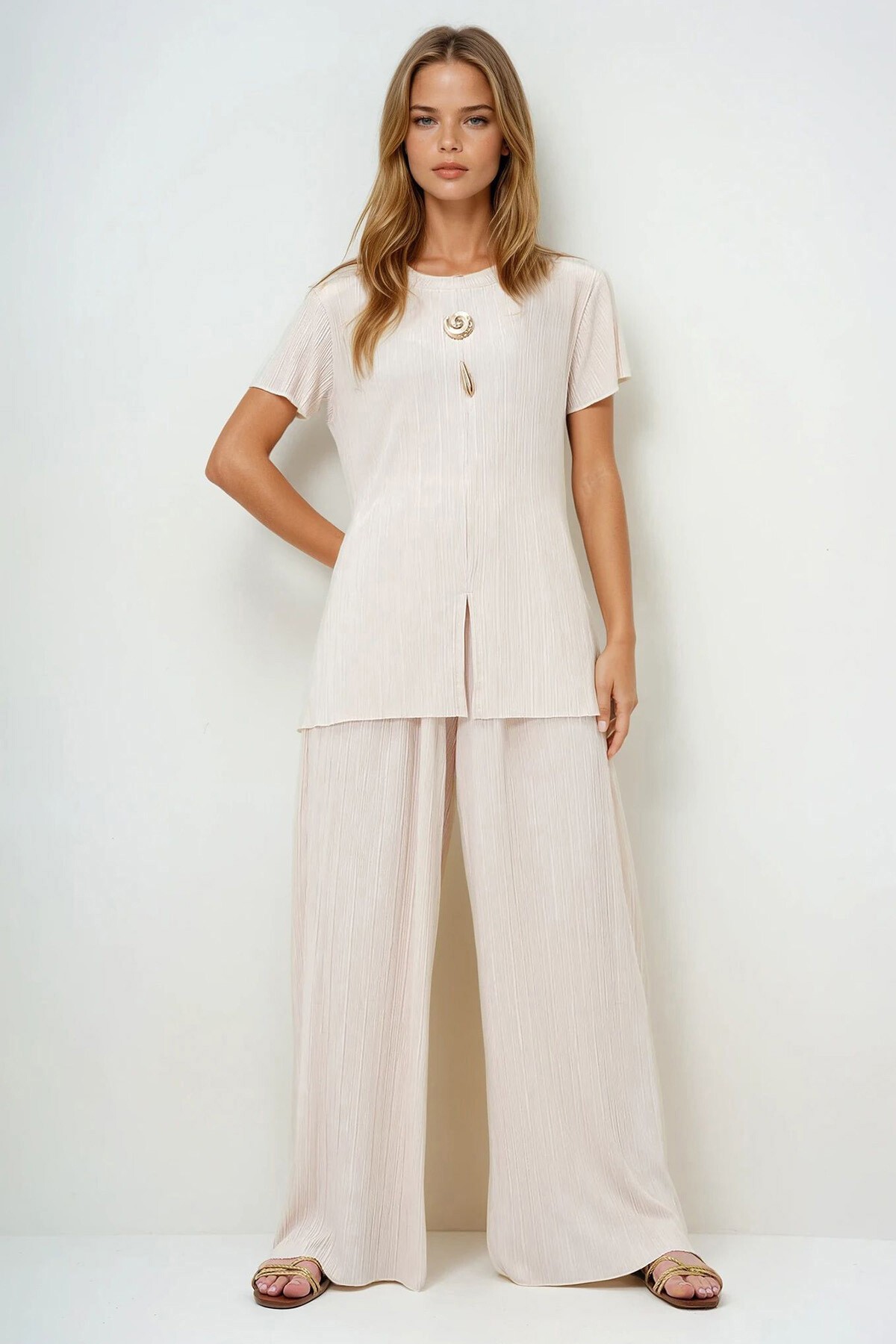 Bej Bisiklet Yaka Gold Düğme Detaylı Yırtmaçlı Pliseli Bluz Ve Pantolon Takım