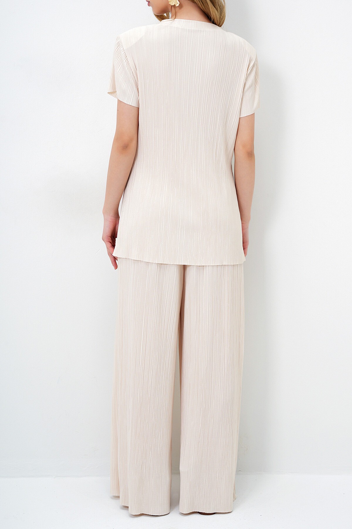 Bej Bisiklet Yaka Gold Düğme Detaylı Yırtmaçlı Pliseli Bluz Ve Pantolon Takım