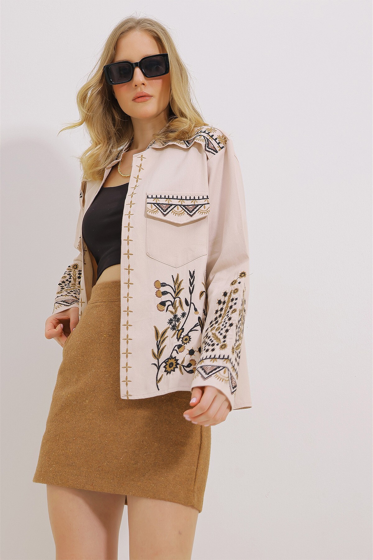 Bej Çift Cepli Nakışlı Gabardin Ceket