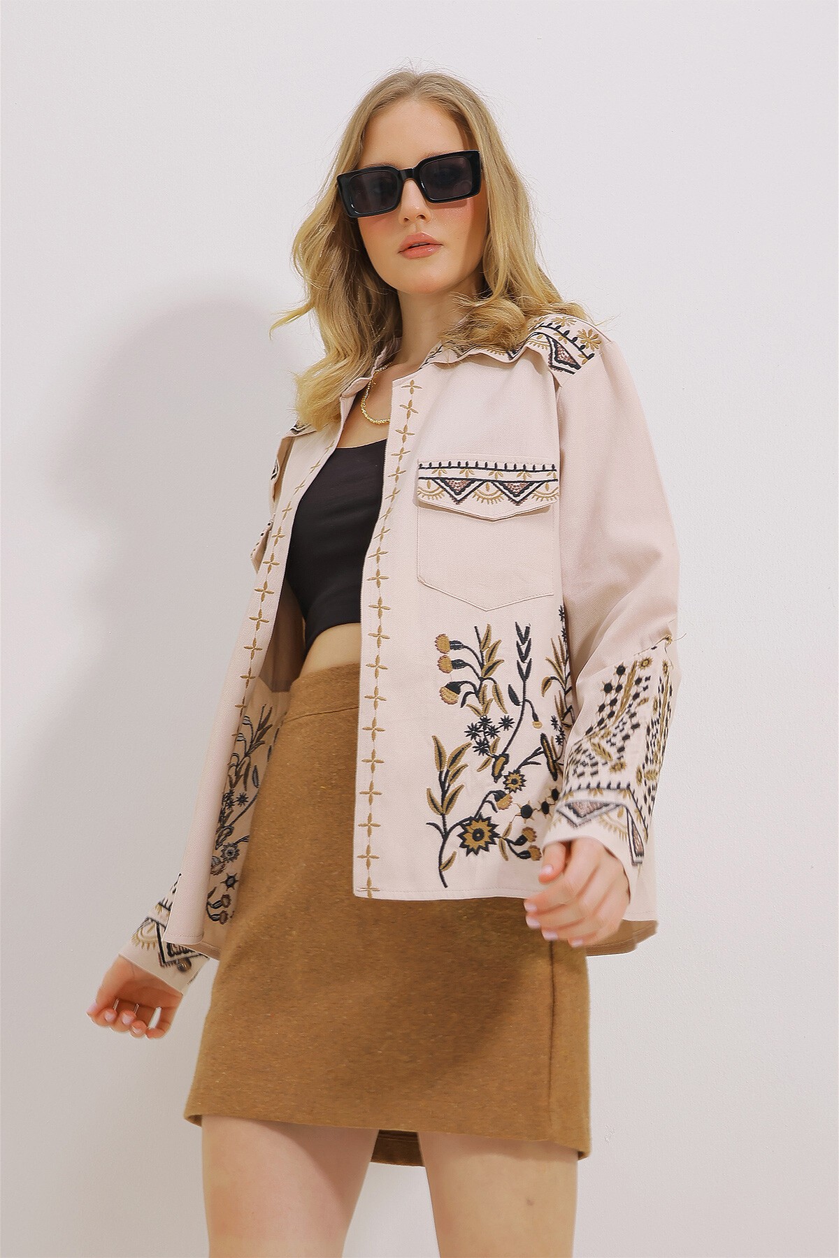 Bej Çift Cepli Nakışlı Gabardin Ceket