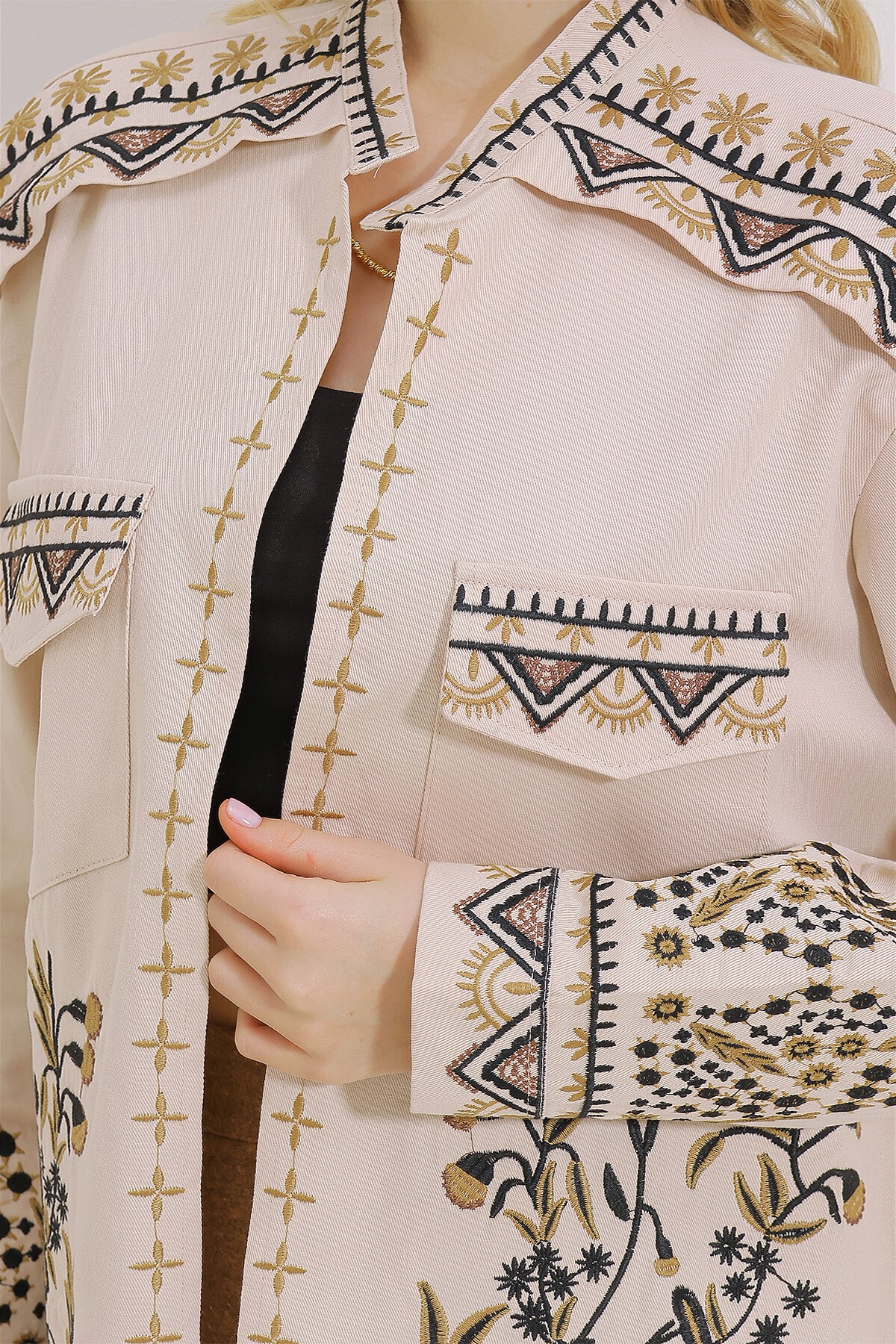 Bej Çift Cepli Nakışlı Gabardin Ceket