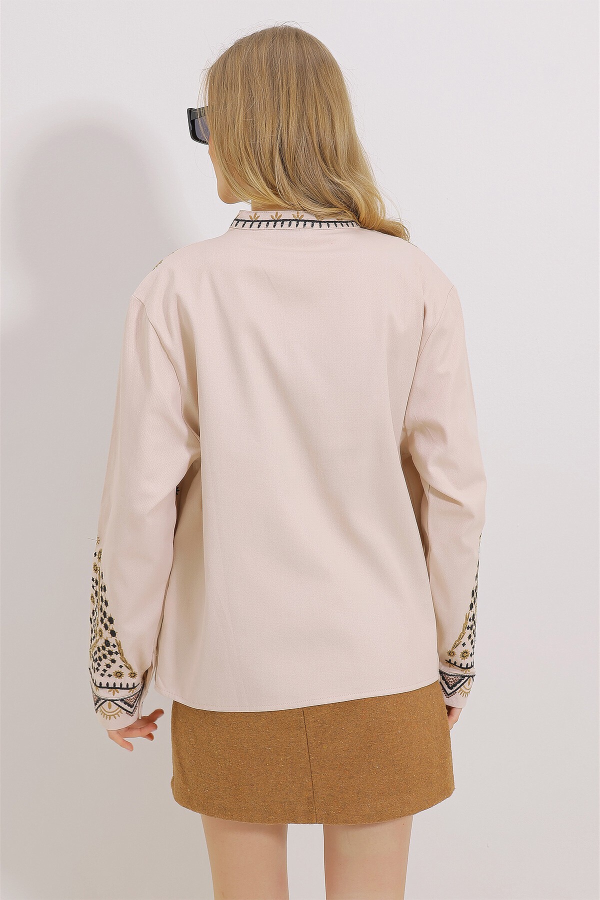 Bej Çift Cepli Nakışlı Gabardin Ceket