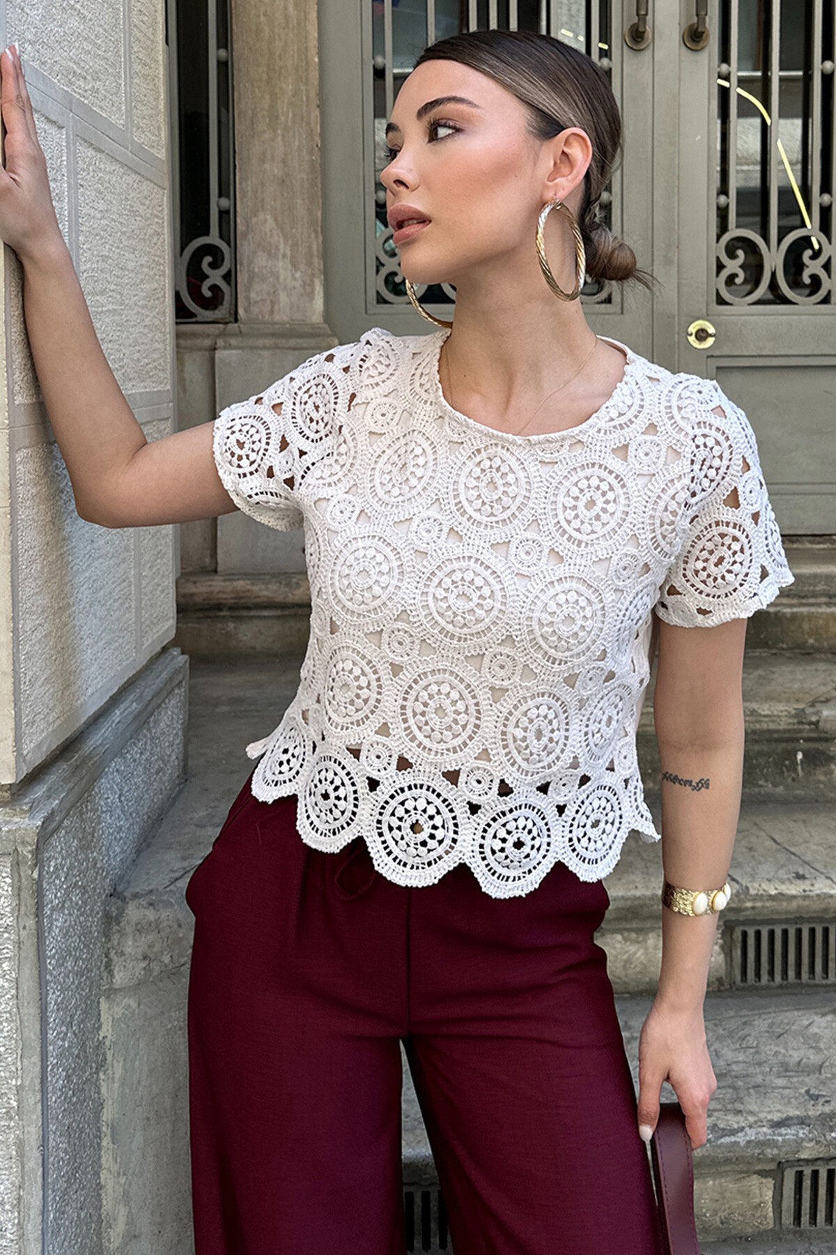 Bej Delik Ajurlu İçi Astarlı Motif İşlemeli Bluz